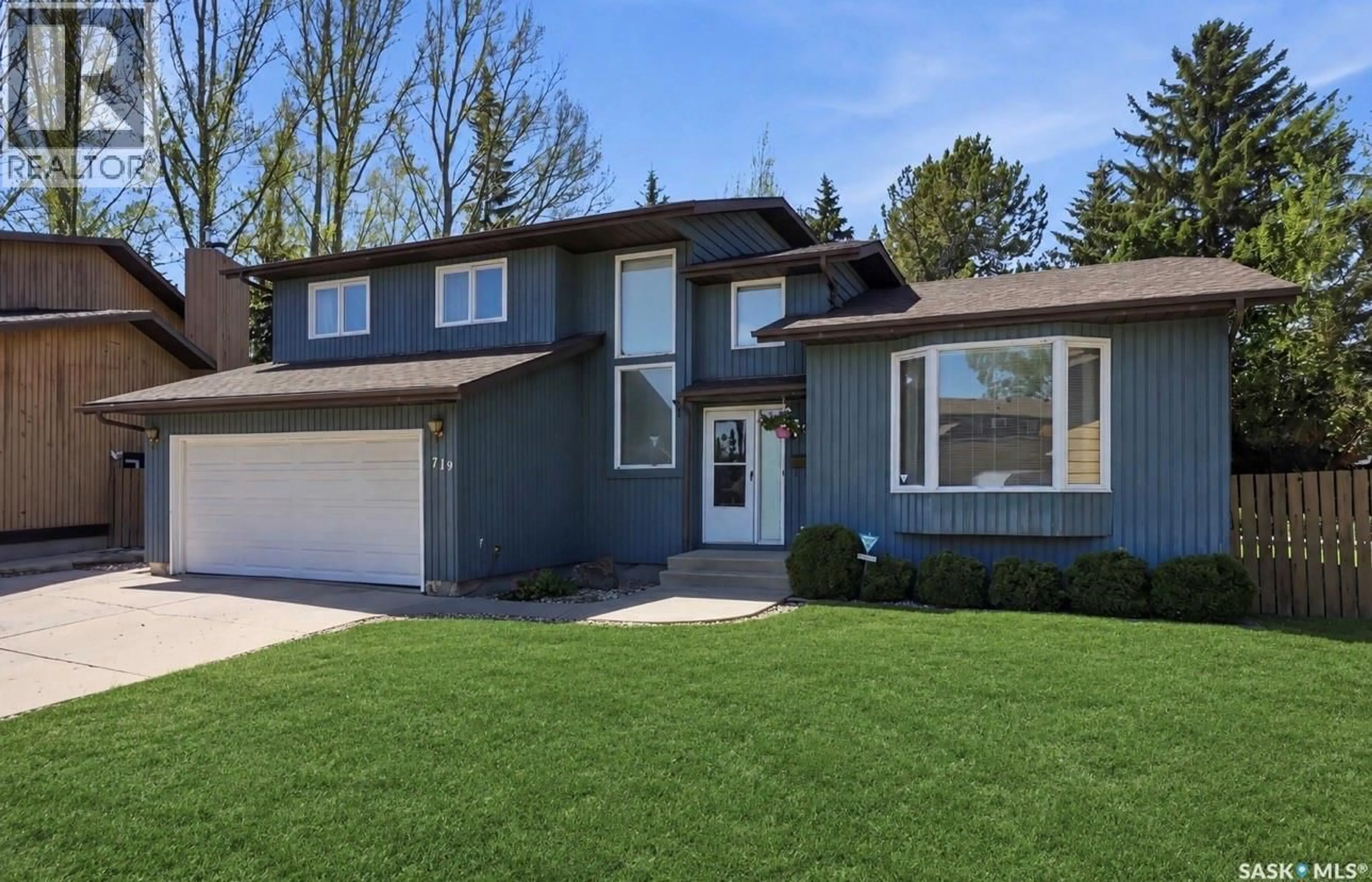 Home with vinyl exterior material, street for 719 WAKAW TERRACE, Saskatoon Saskatchewan S7J4C1