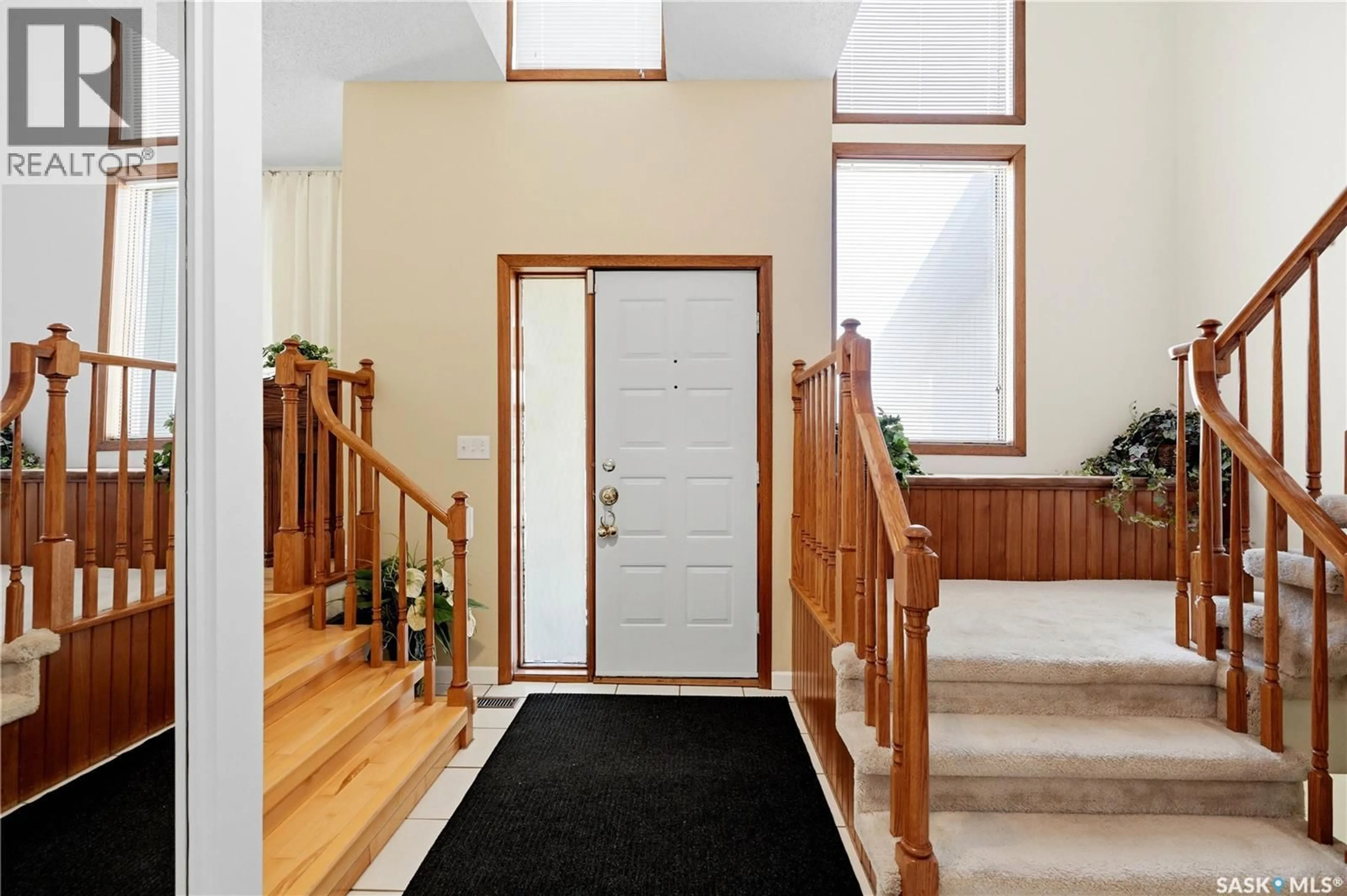 Indoor foyer for 719 WAKAW TERRACE, Saskatoon Saskatchewan S7J4C1