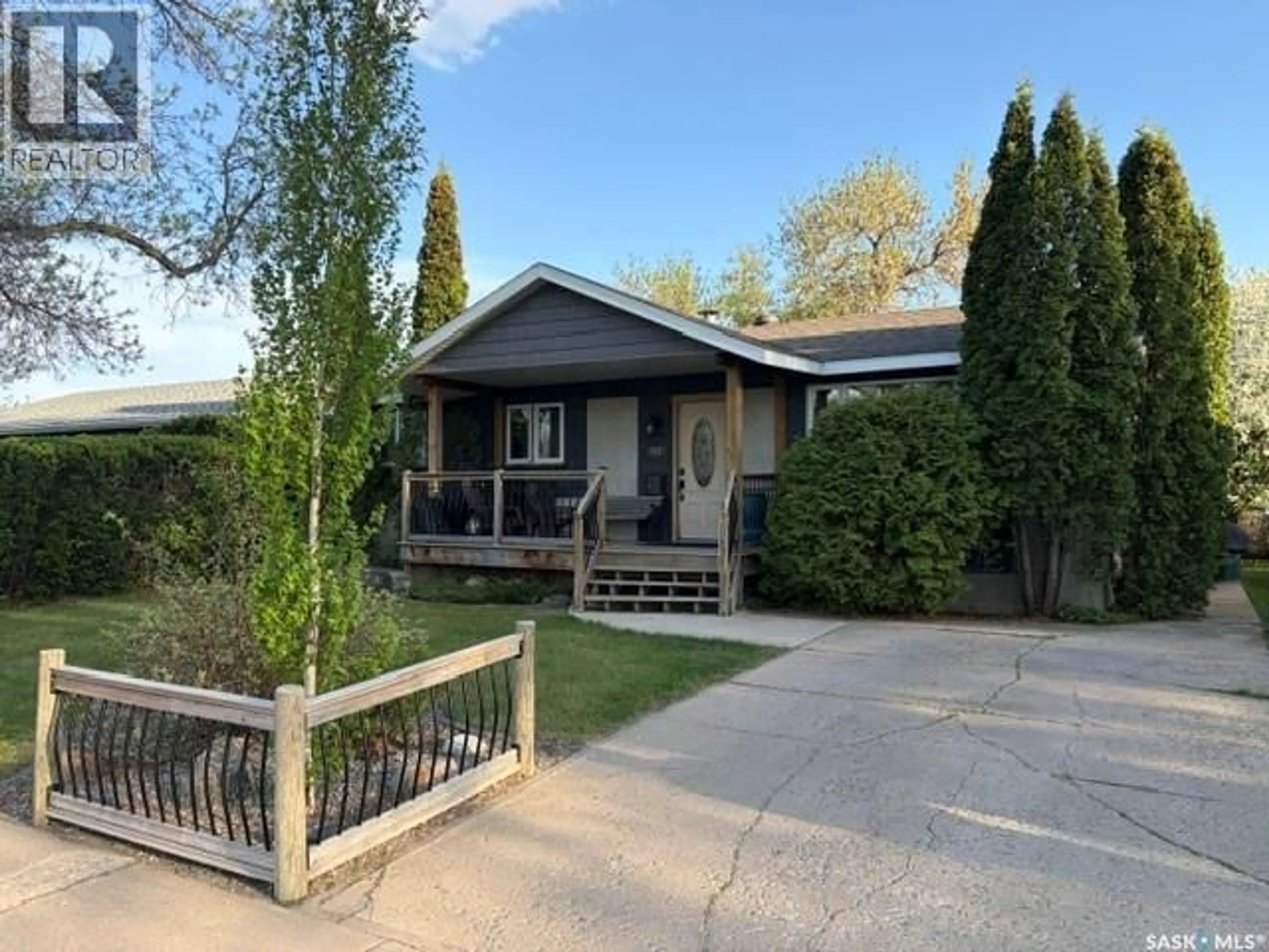 A pic from outside/outdoor area/front of a property/back of a property/a pic from drone, street for 158 SELKIRK CRESCENT, Saskatoon Saskatchewan S7L4J3