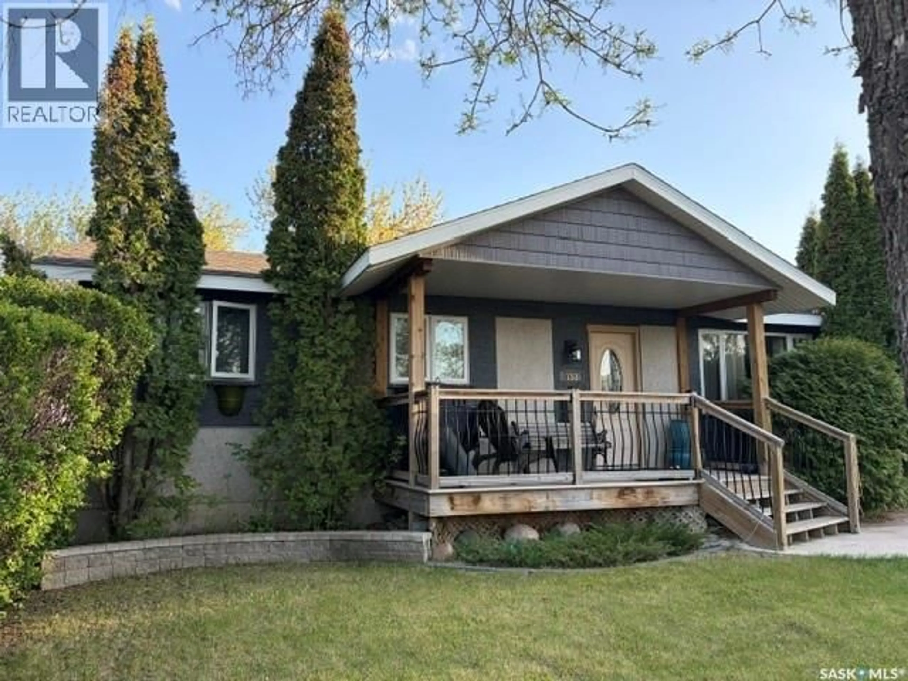 Home with vinyl exterior material, street for 158 SELKIRK CRESCENT, Saskatoon Saskatchewan S7L4J3