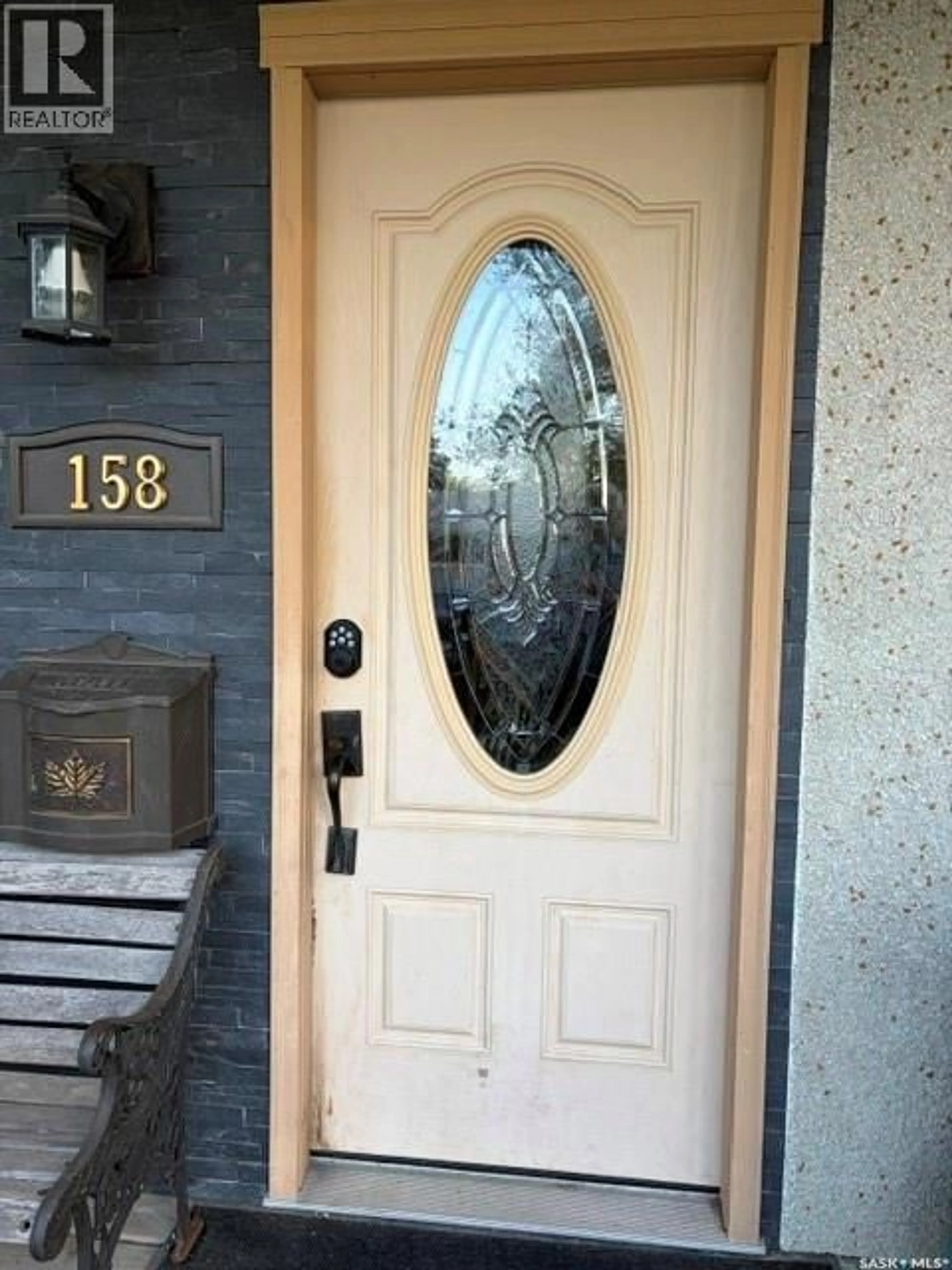 Indoor entryway for 158 SELKIRK CRESCENT, Saskatoon Saskatchewan S7L4J3