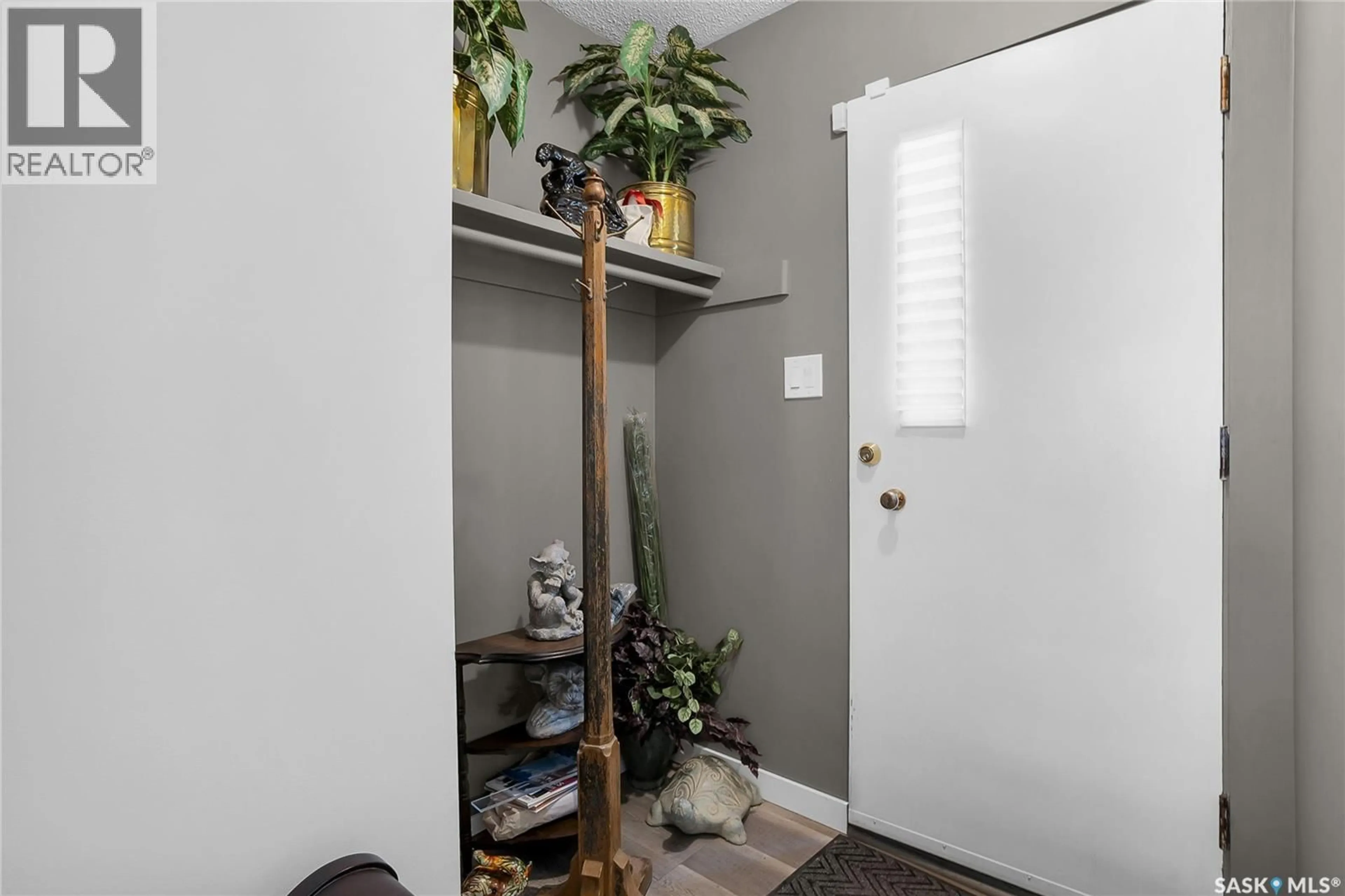 Indoor entryway for 234 WINNIPEG AVENUE, Saskatoon Saskatchewan S7L3P4