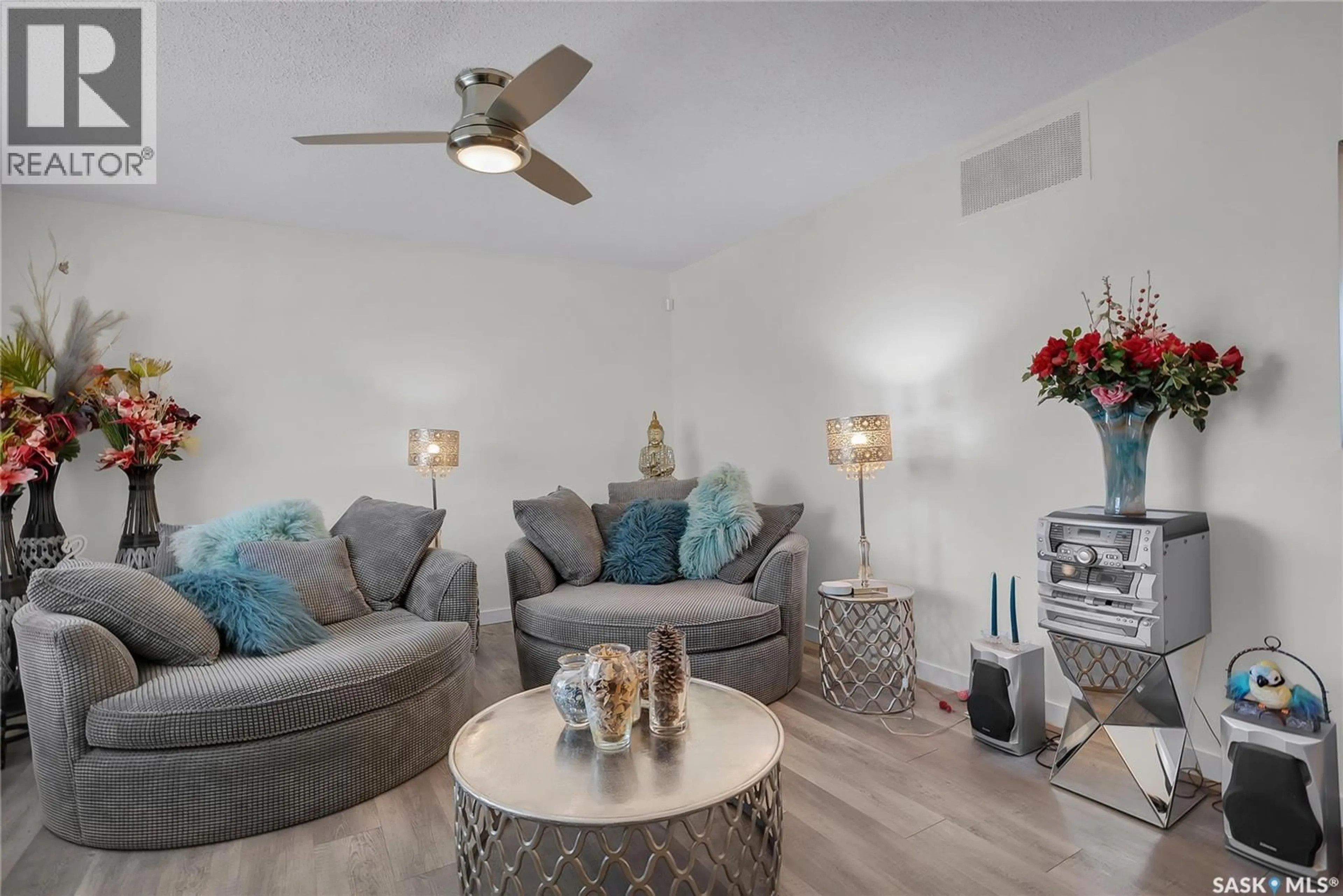 Living room with furniture, unknown for 234 WINNIPEG AVENUE, Saskatoon Saskatchewan S7L3P4