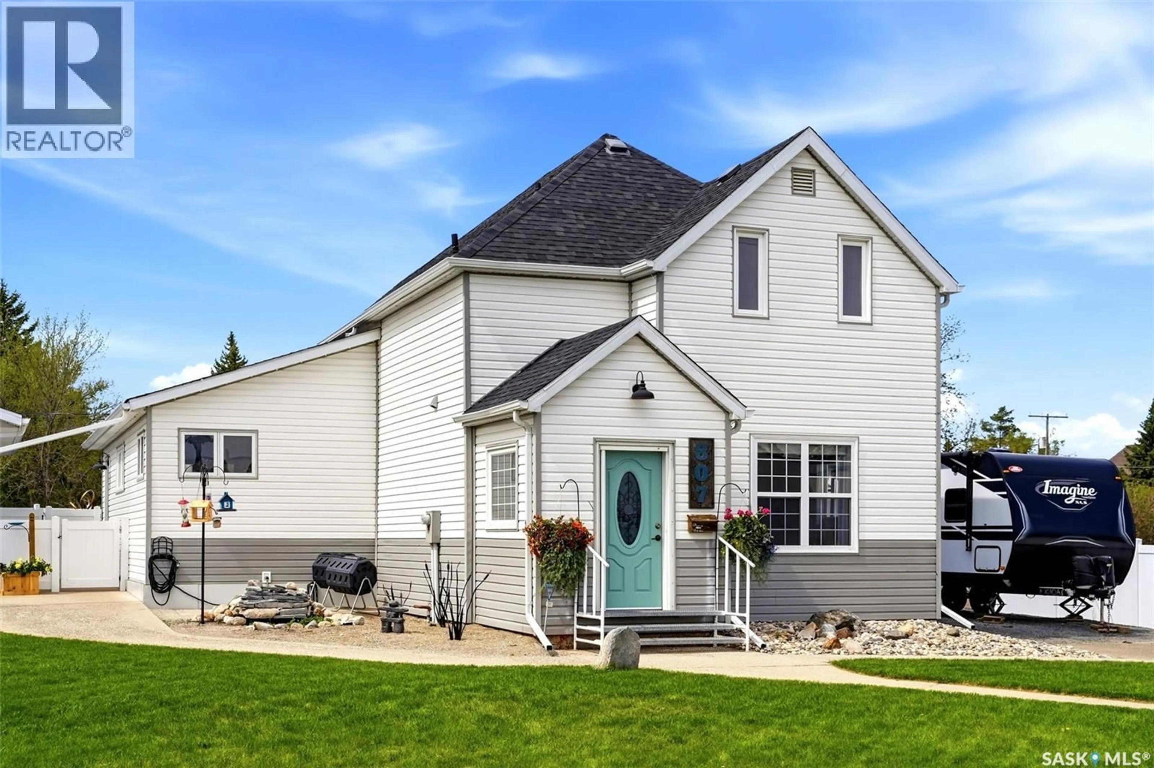 Home with vinyl exterior material, street for 807 WOODWARD AVENUE, Indian Head Saskatchewan S0G2K0