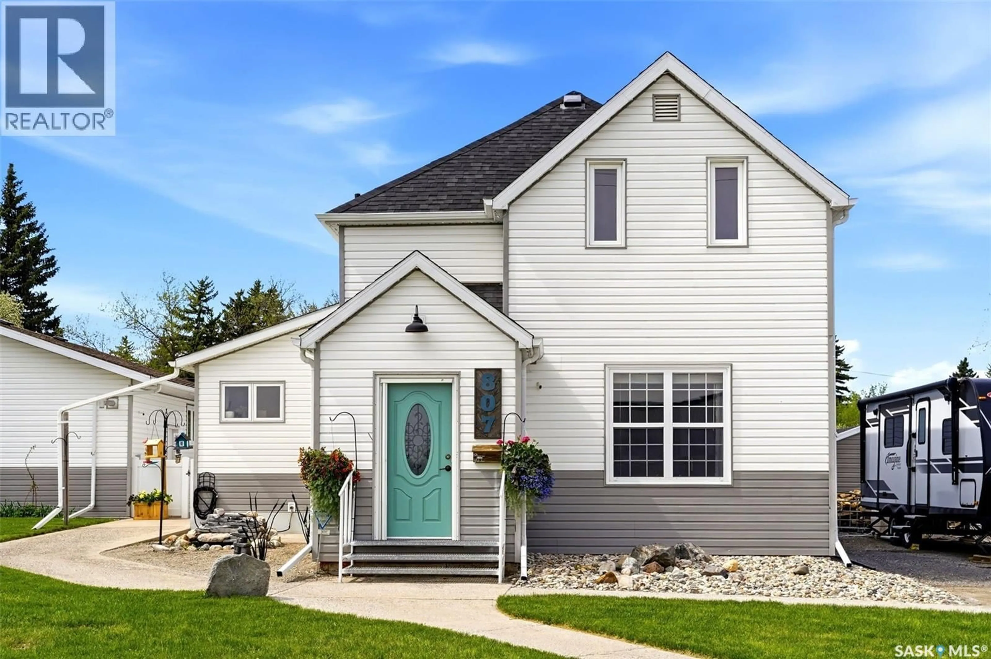 Home with vinyl exterior material, street for 807 WOODWARD AVENUE, Indian Head Saskatchewan S0G2K0