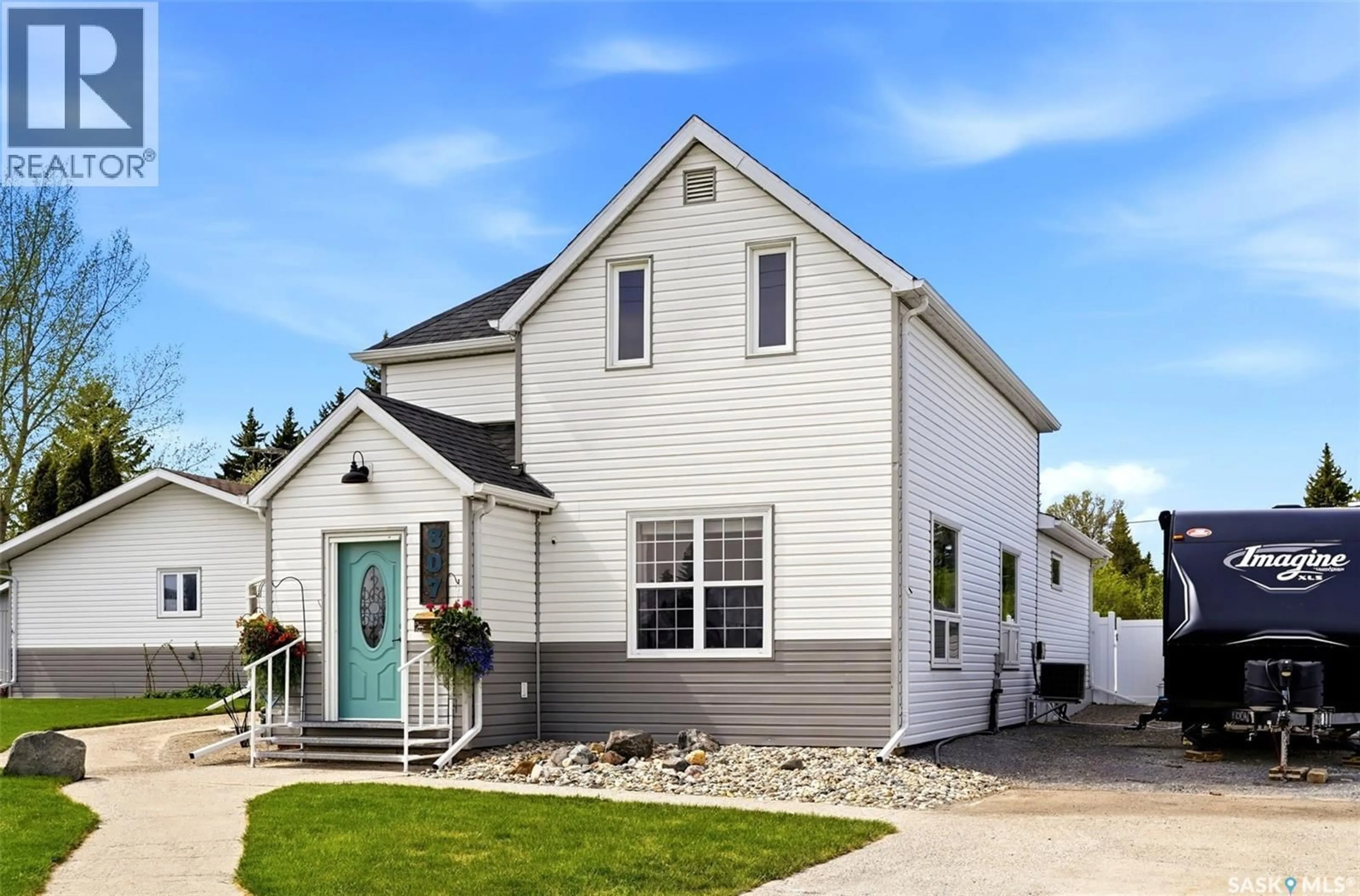 Home with vinyl exterior material, street for 807 WOODWARD AVENUE, Indian Head Saskatchewan S0G2K0