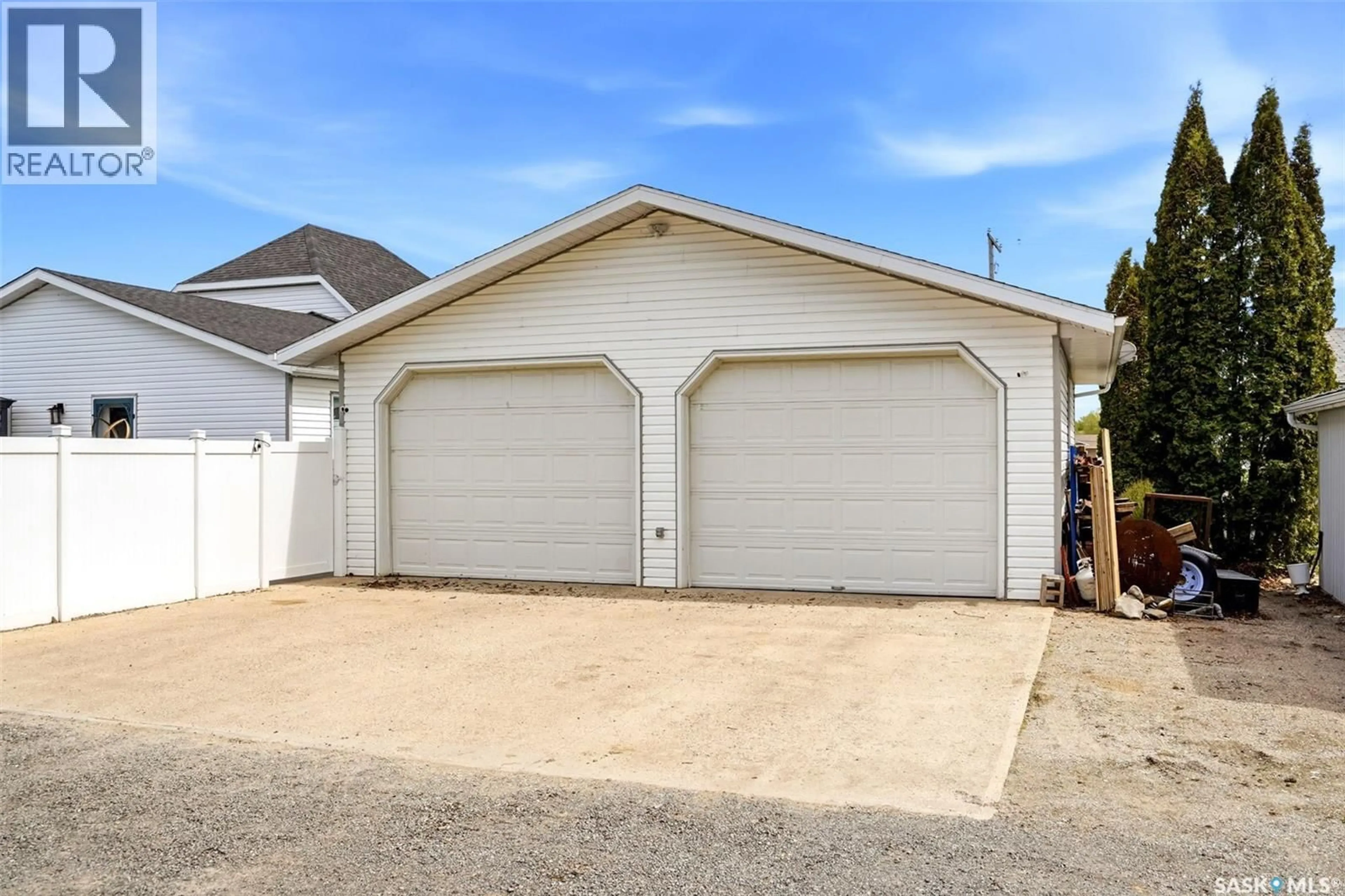 Indoor garage for 807 WOODWARD AVENUE, Indian Head Saskatchewan S0G2K0