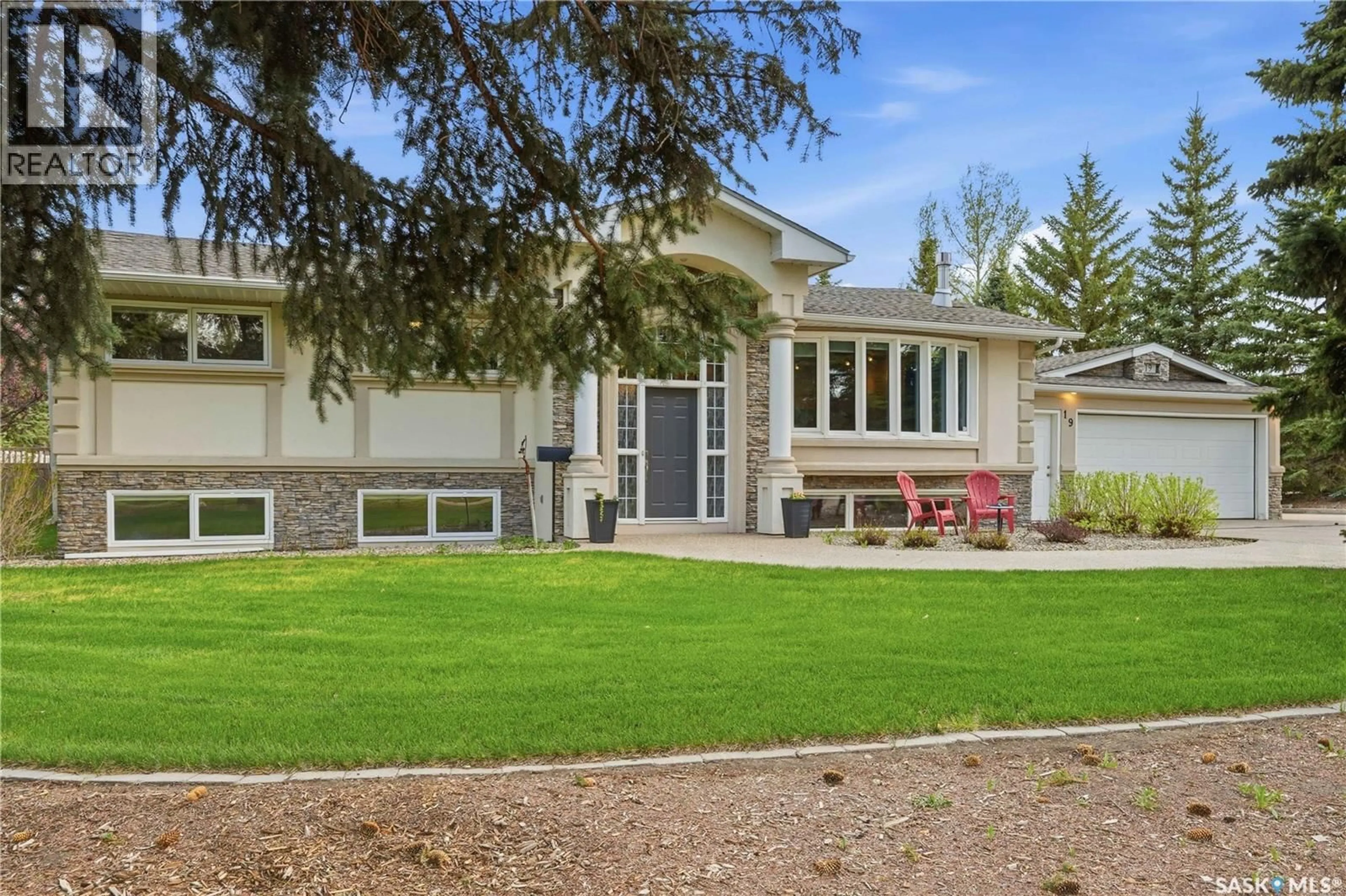 Home with vinyl exterior material, street for 19 RIDGEDALE BAY, White City Saskatchewan S4L5B1