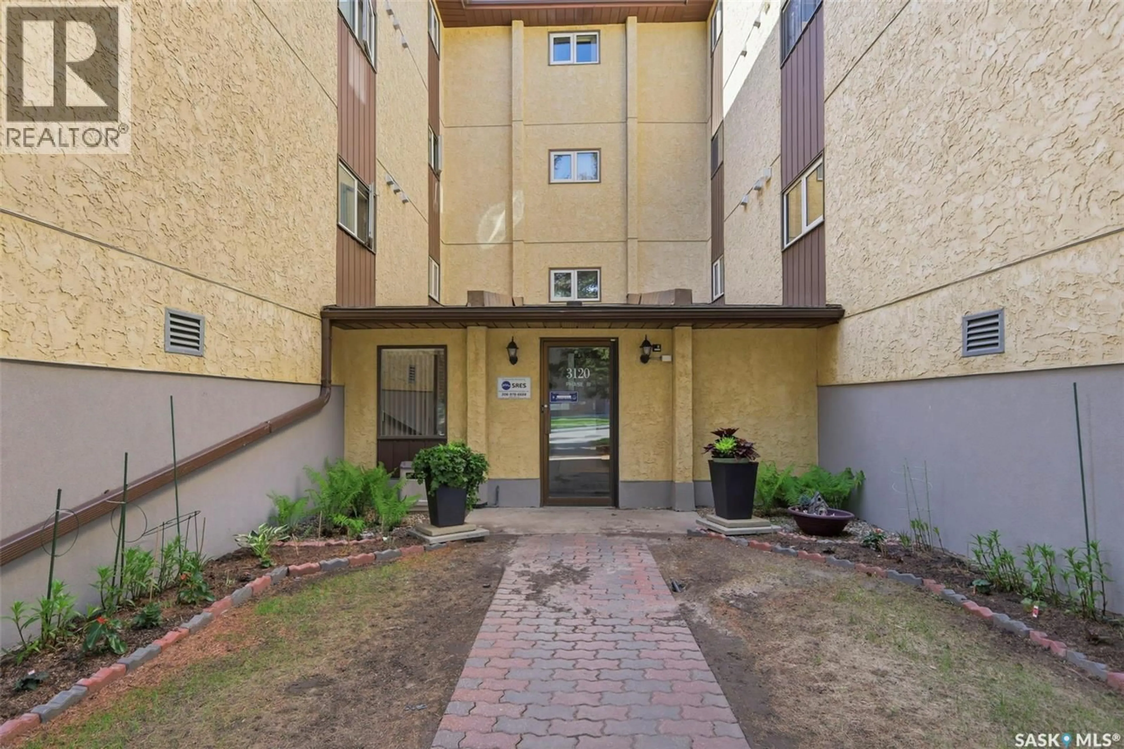 Patio, street for 3120 - 104 LOUISE STREET, Saskatoon Saskatchewan S7J3L8