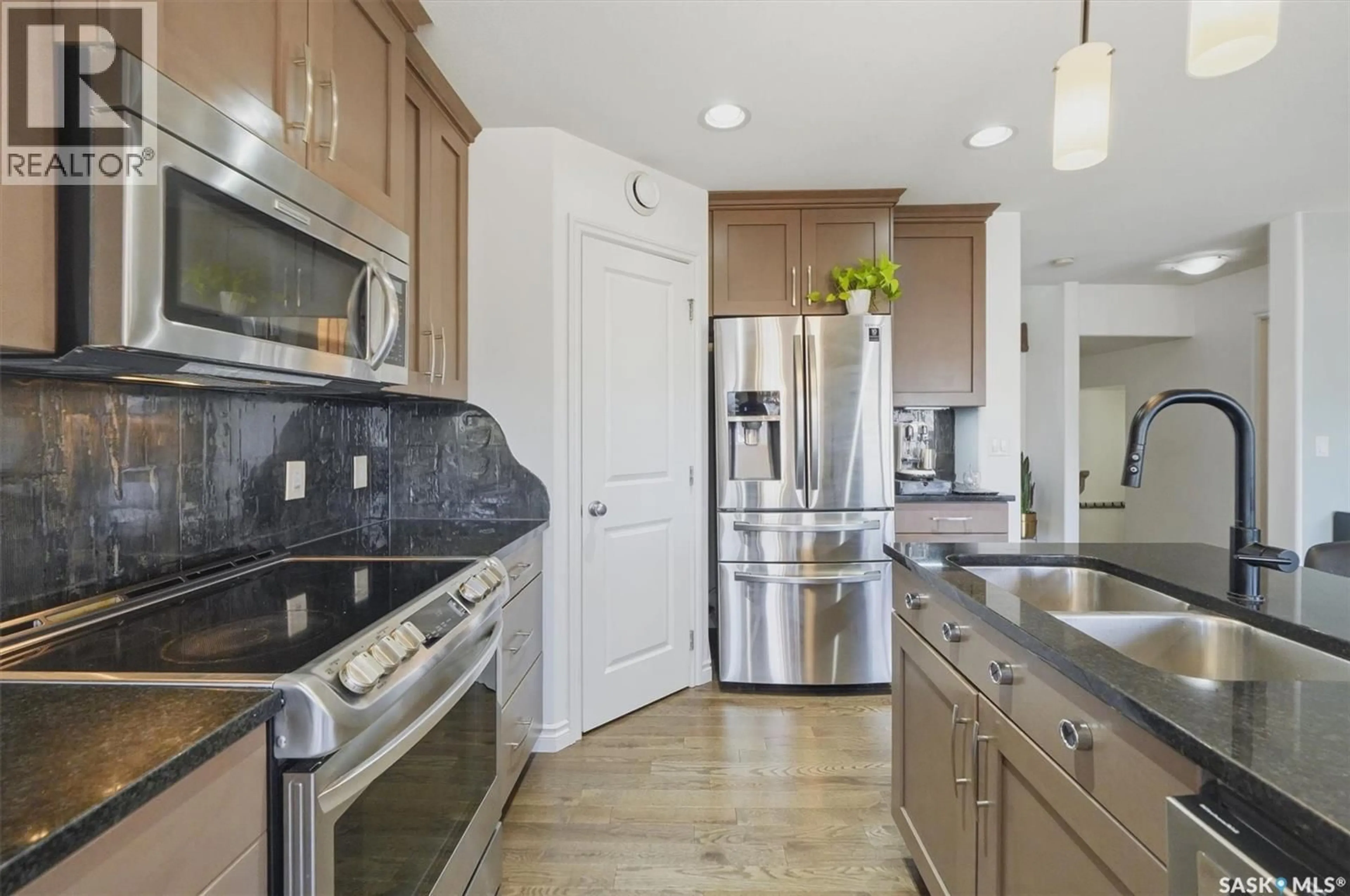 Contemporary kitchen, ceramic/tile floor for 106 WILKINS CRESCENT, Saskatoon Saskatchewan S7W0C5