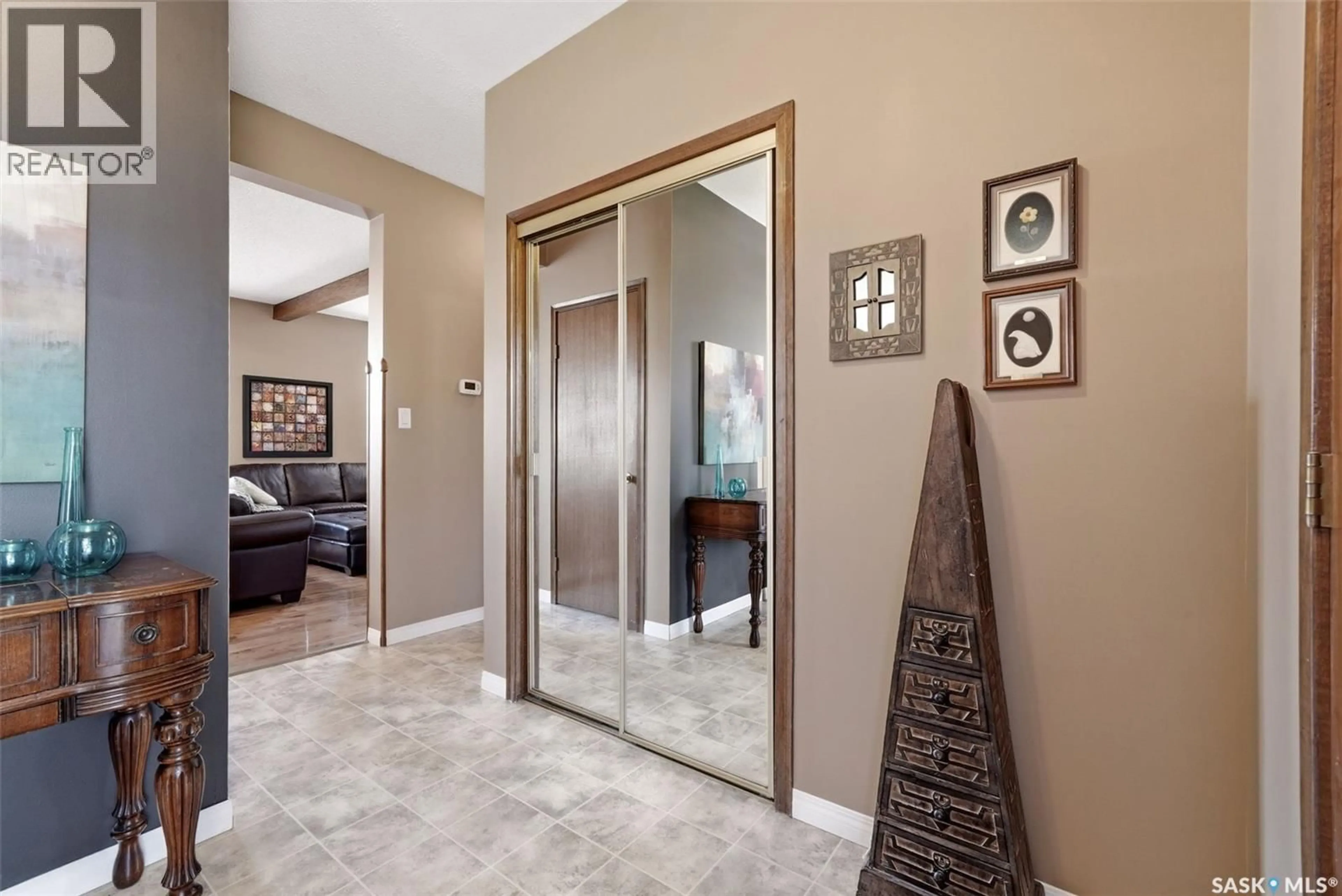 Indoor entryway for 27 COWIE ROAD, Regina Saskatchewan S4S6S2