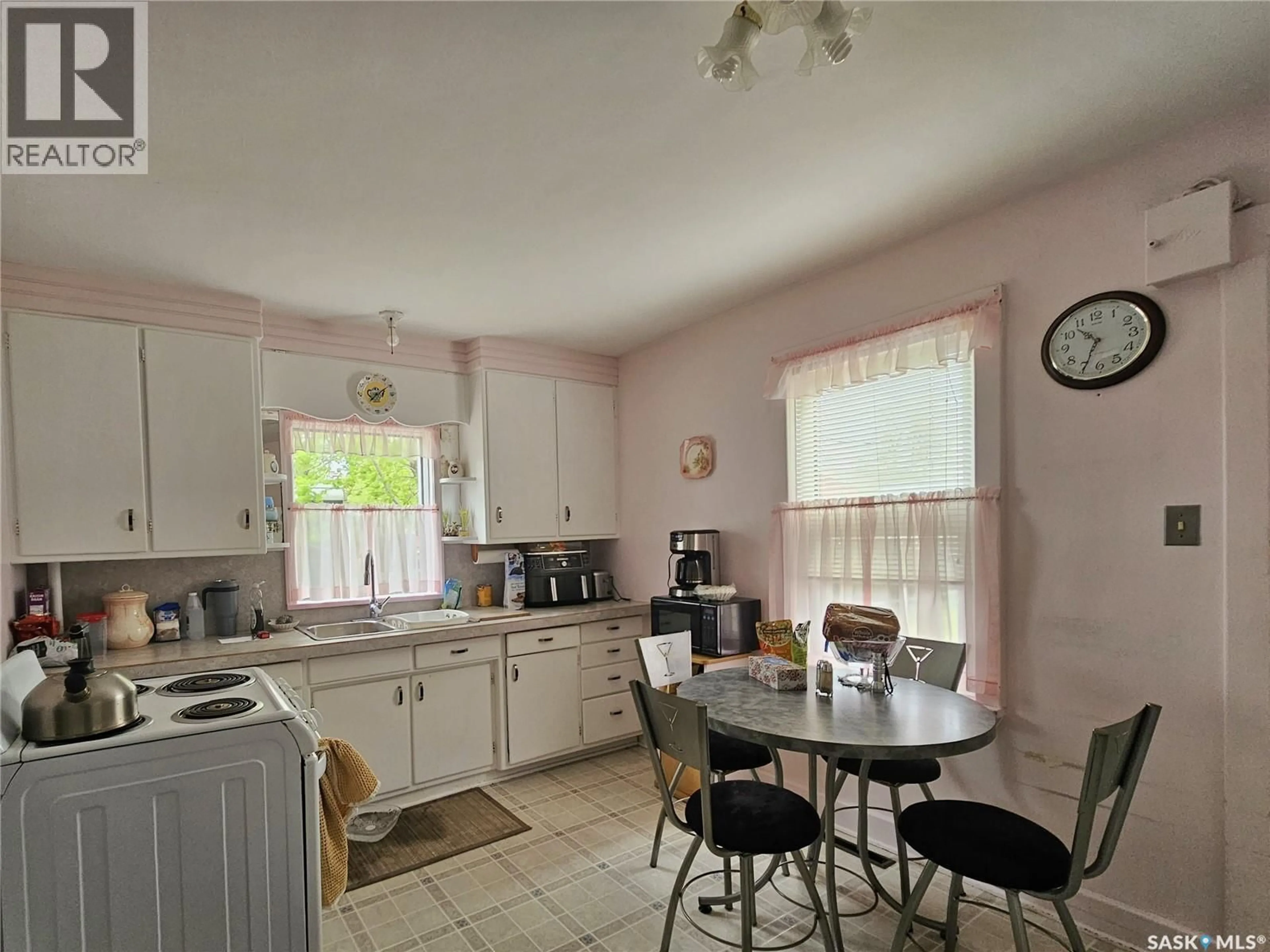 Standard kitchen, unknown for 682 101ST STREET, North Battleford Saskatchewan S9A0Y8