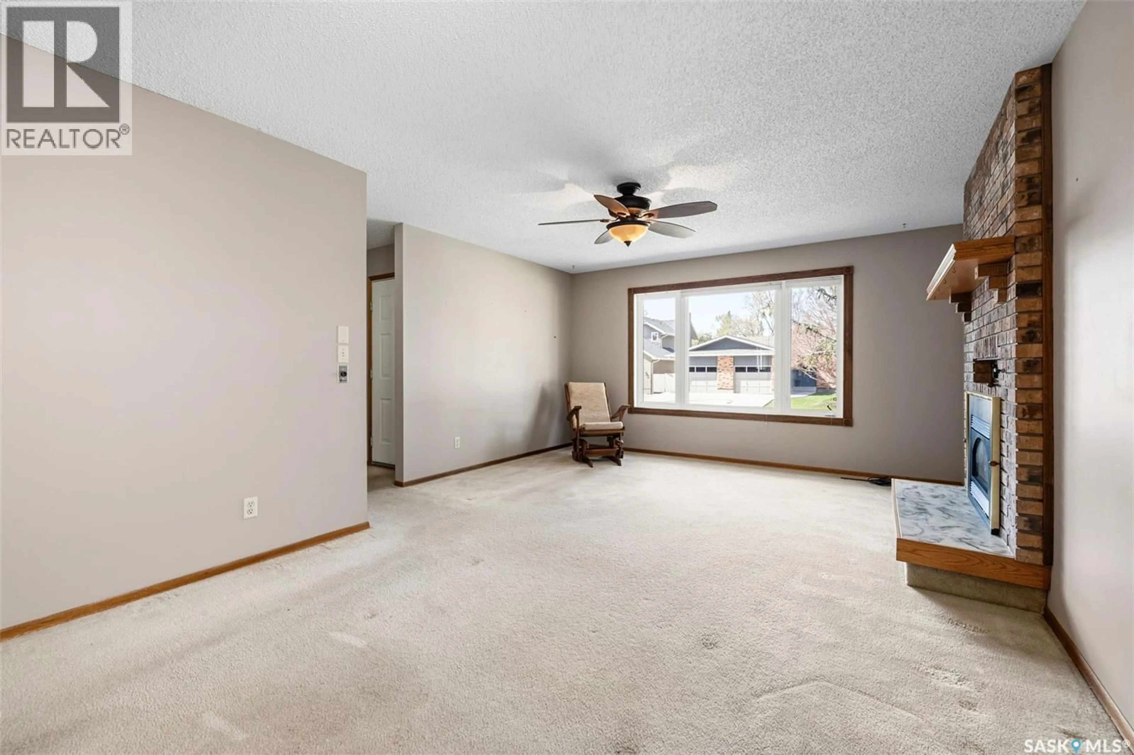 Living room with furniture, unknown for 287 ROGERS ROAD, Regina Saskatchewan S4S7C5