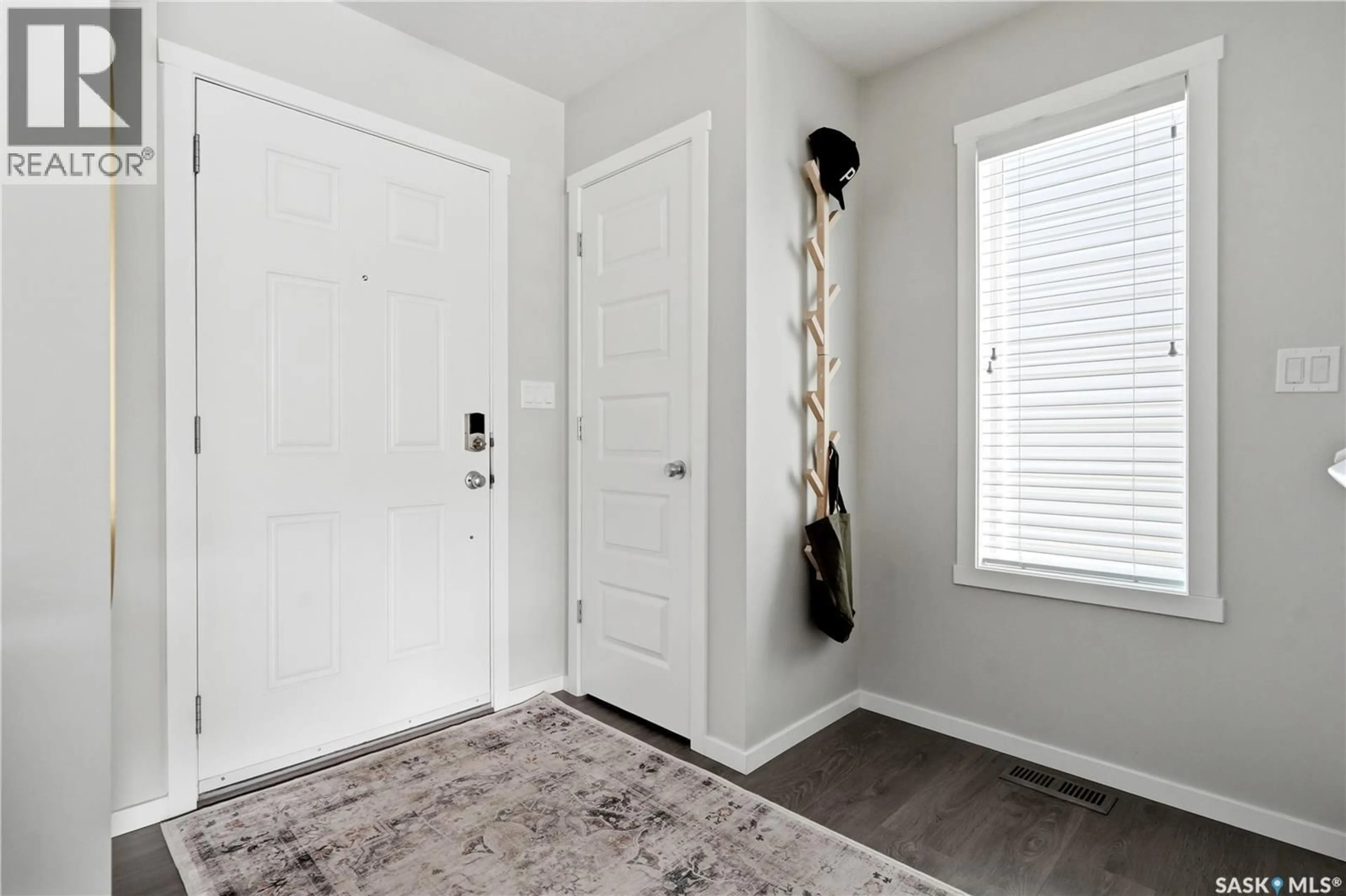 Indoor entryway for 3428 GREEN TURTLE ROAD, Regina Saskatchewan S4V3N7