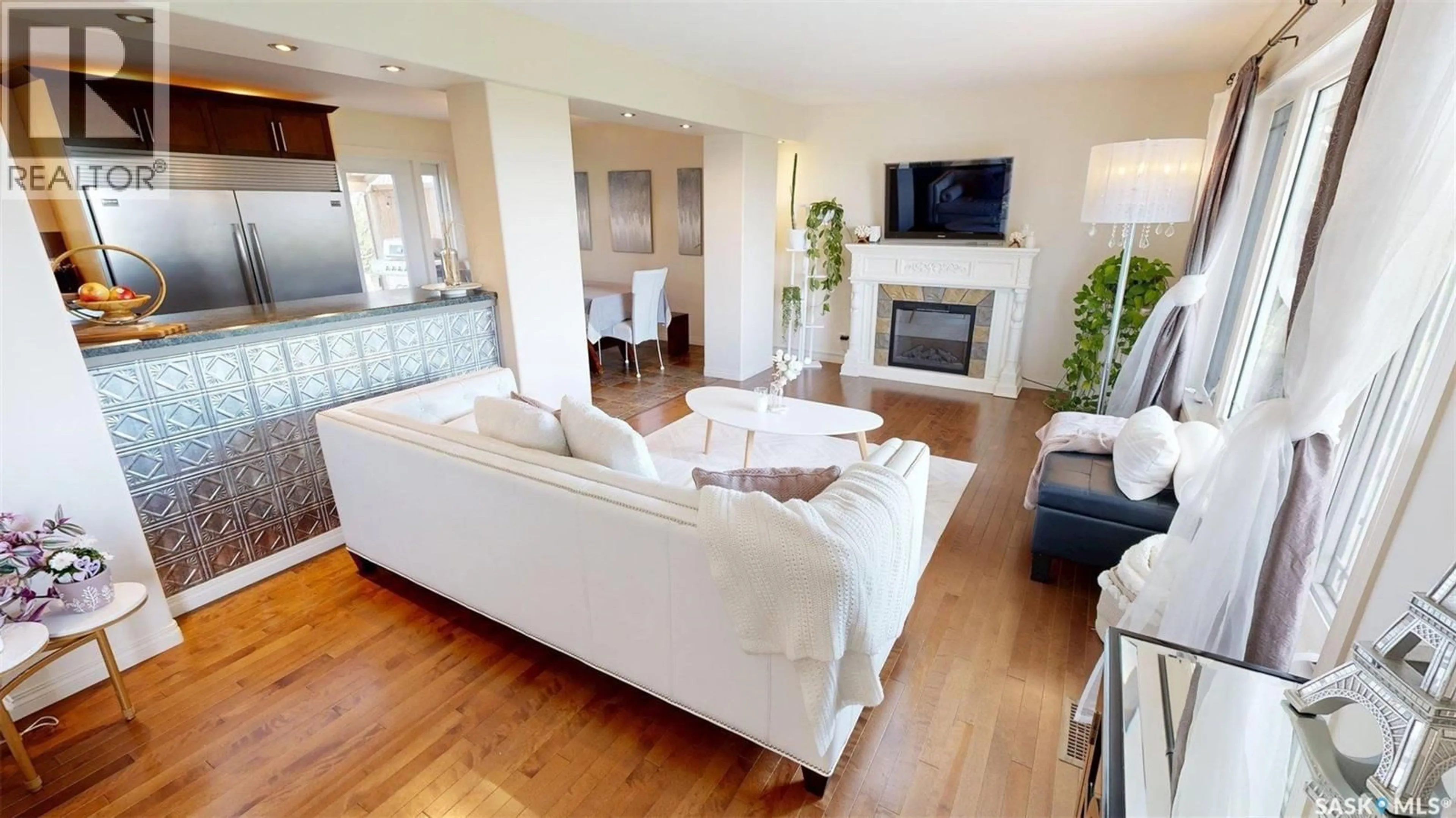 Living room with furniture, wood/laminate floor for SW - 22-15-15 W2, Vibank Saskatchewan S0G4Y0