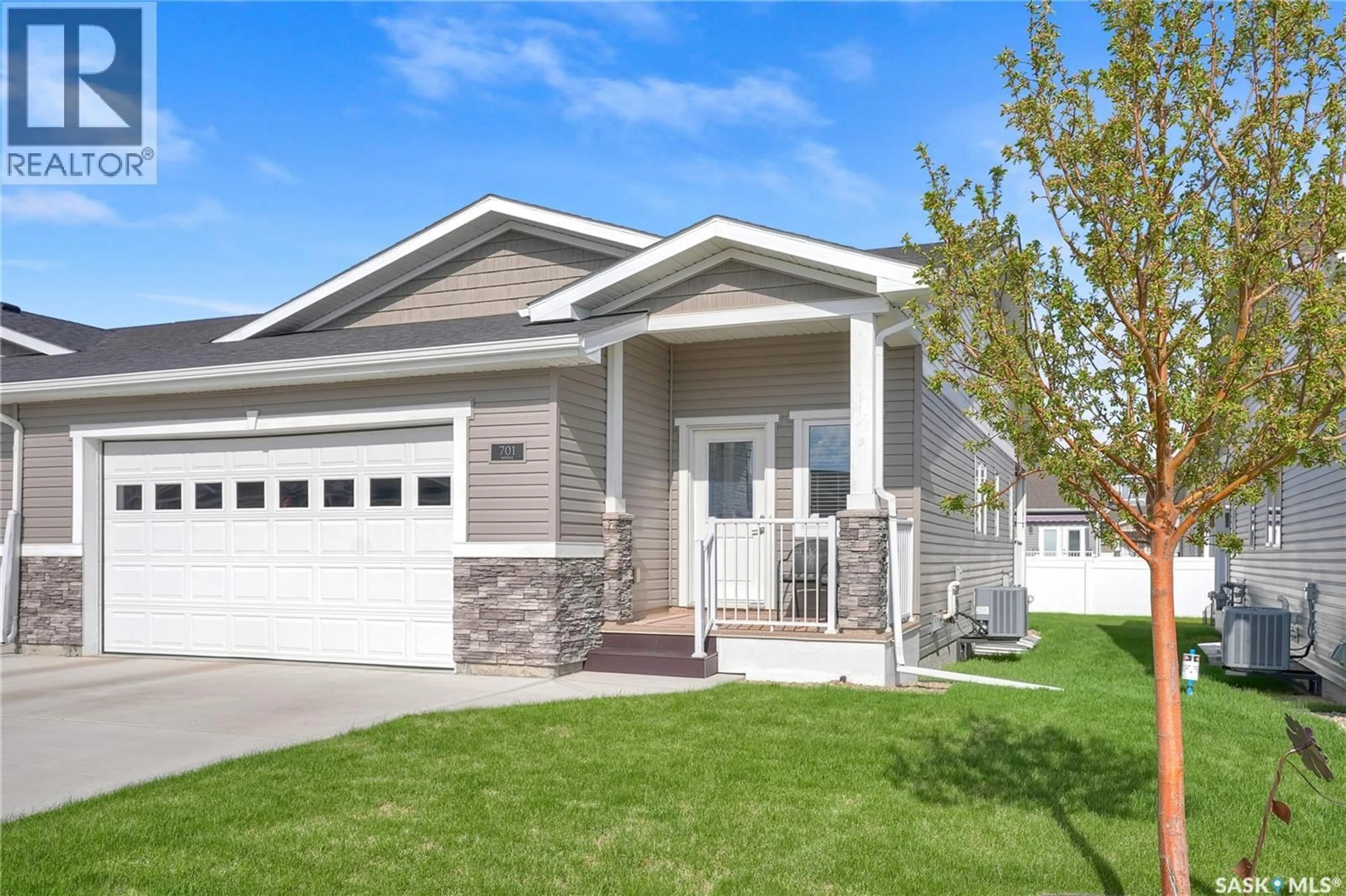 Home with vinyl exterior material, street for 701 - 1015 BRADLEY STREET, Moose Jaw Saskatchewan S6H5Y4