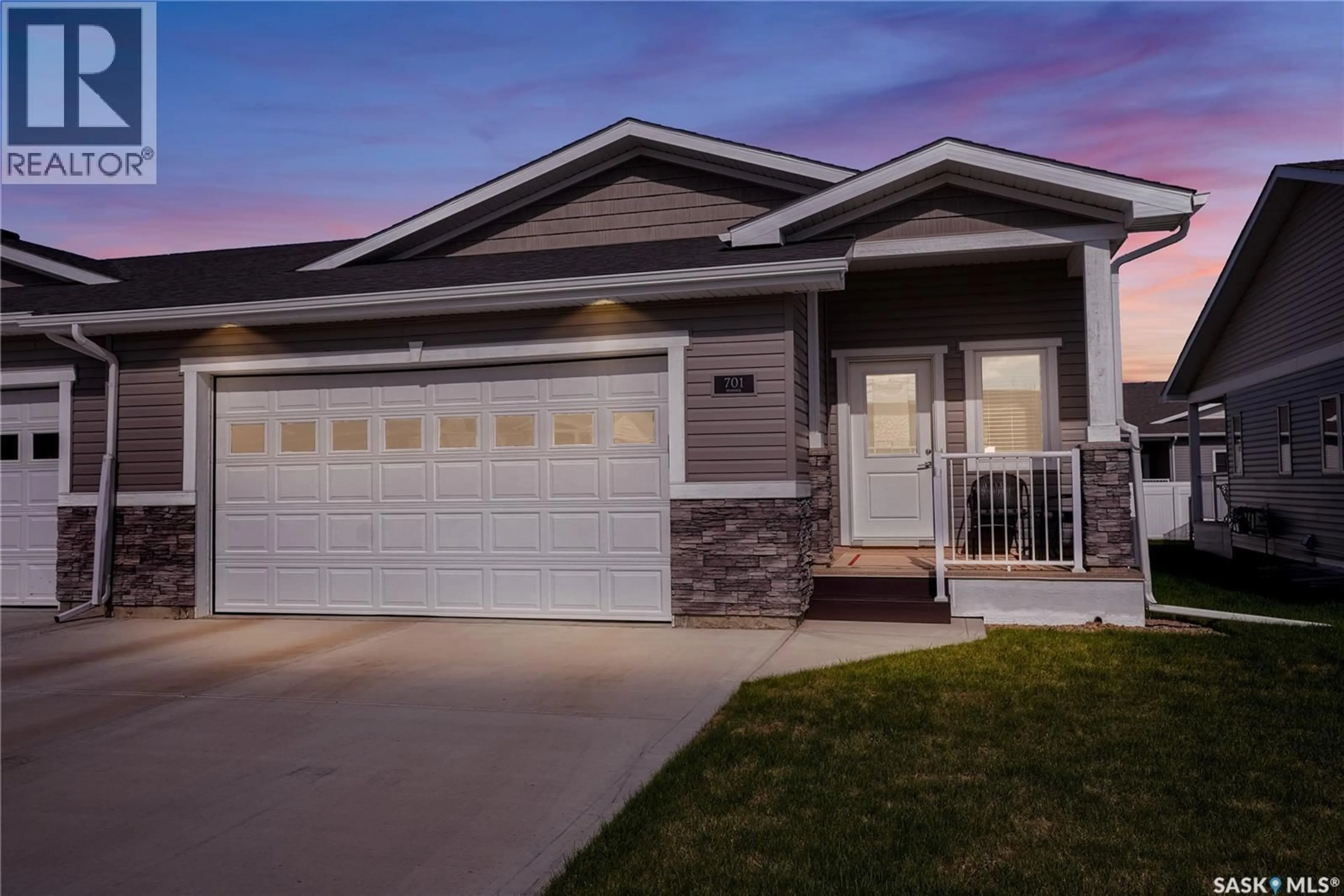 Home with vinyl exterior material, street for 701 - 1015 BRADLEY STREET, Moose Jaw Saskatchewan S6H5Y4