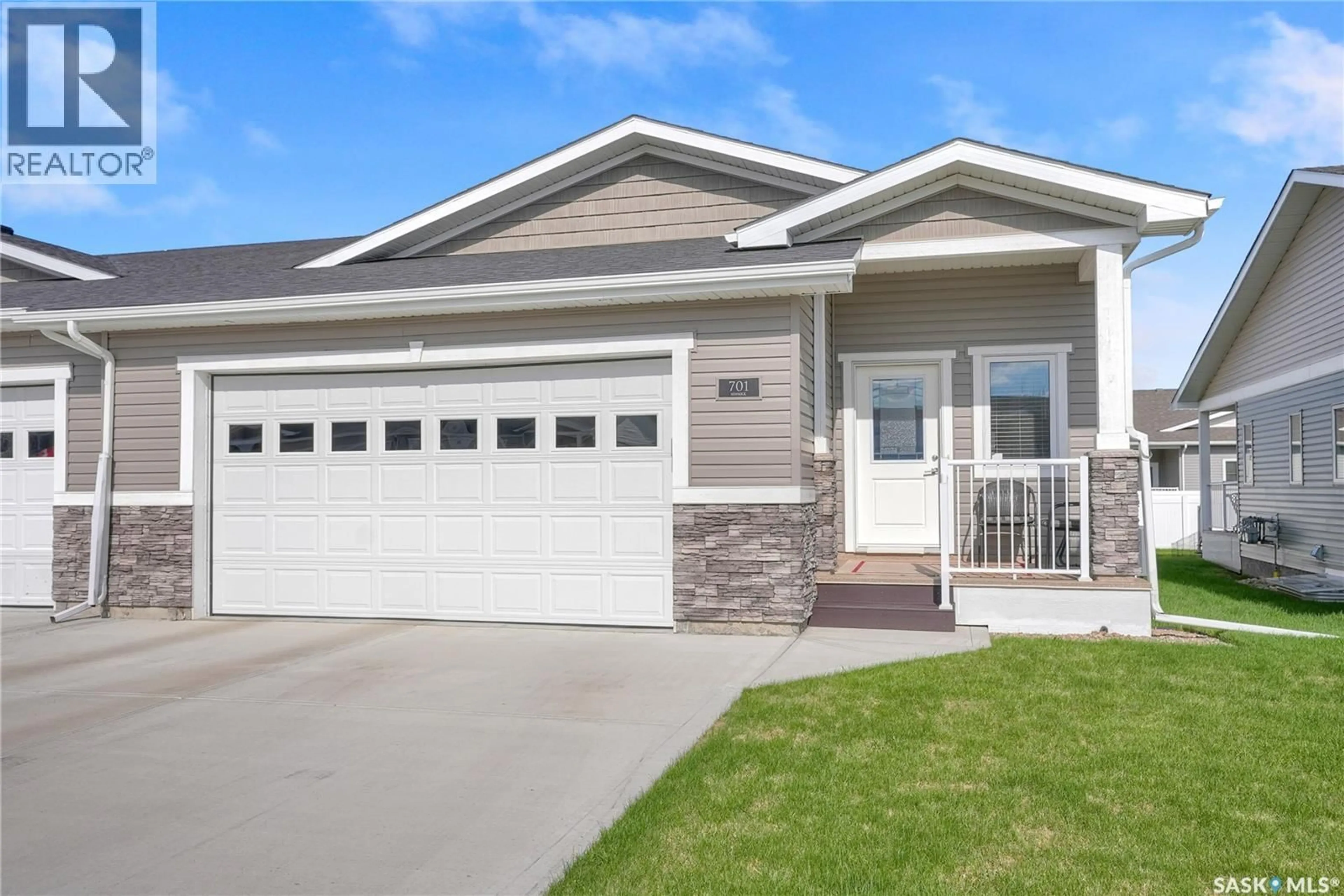 Home with vinyl exterior material, street for 701 - 1015 BRADLEY STREET, Moose Jaw Saskatchewan S6H5Y4