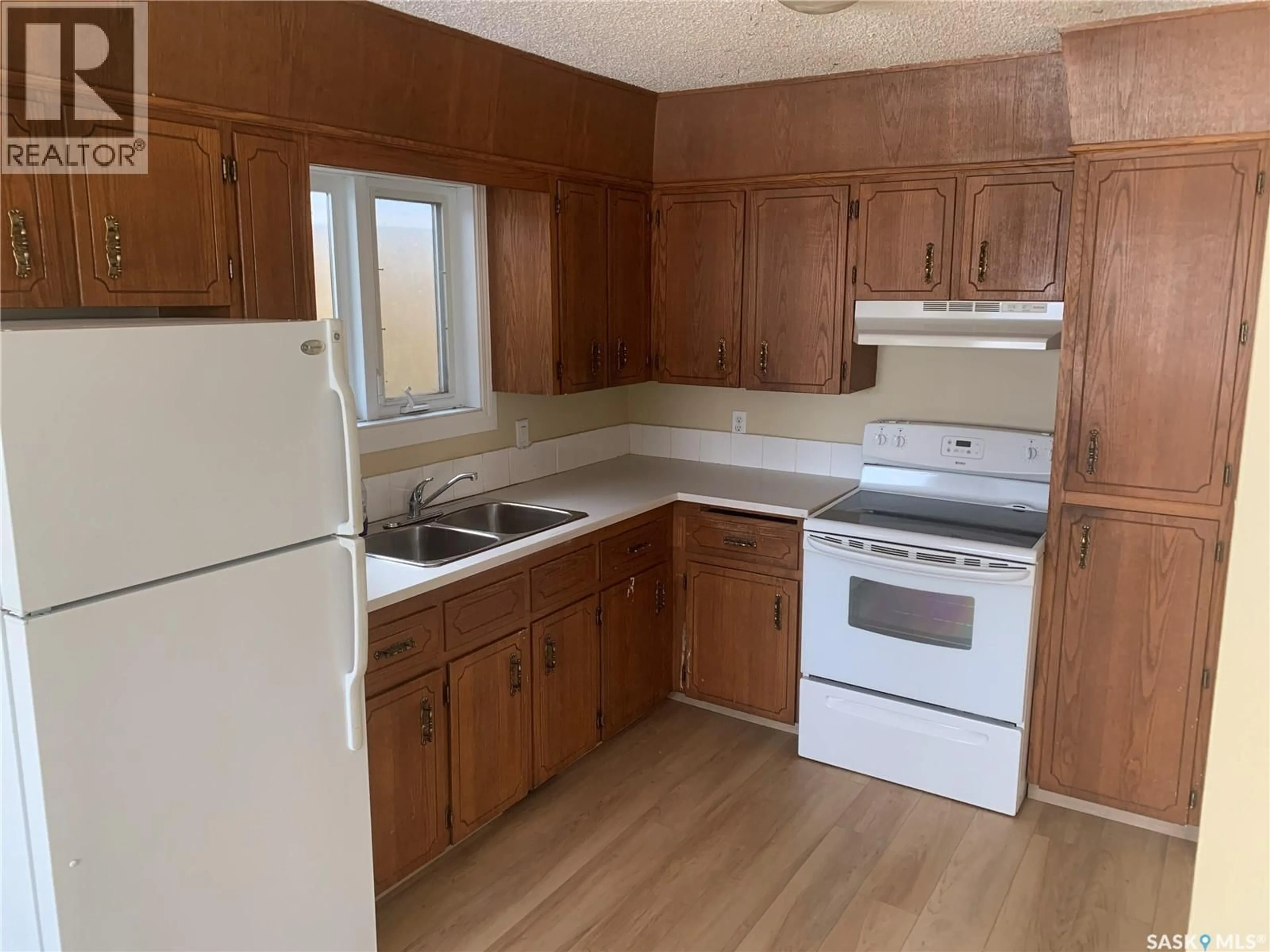Standard kitchen, unknown for 111 M AVENUE, Saskatoon Saskatchewan S7M2K1