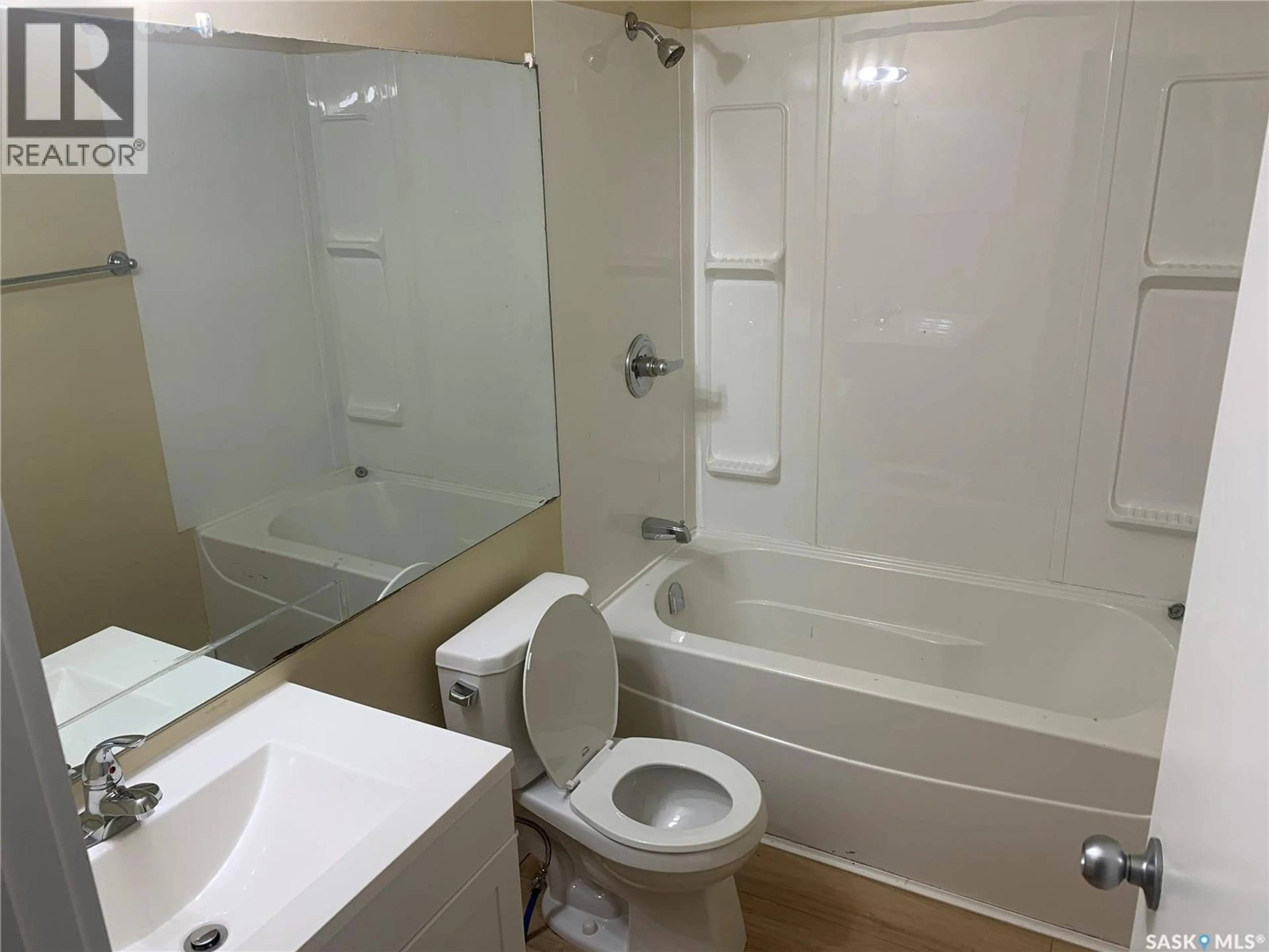 Standard bathroom, unknown for 111 M AVENUE, Saskatoon Saskatchewan S7M2K1