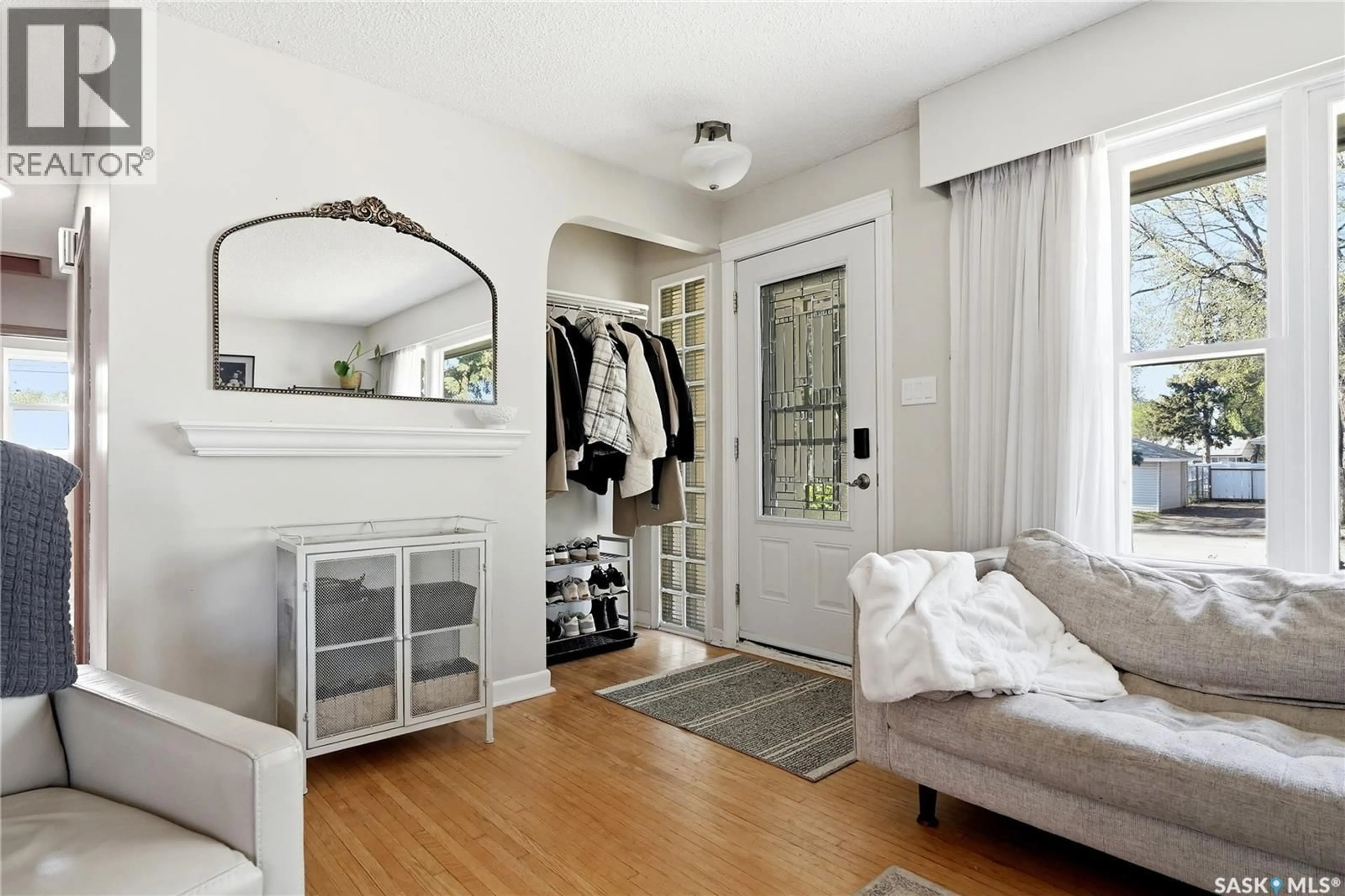 Indoor entryway for 2102 CUMBERLAND AVENUE, Saskatoon Saskatchewan S7J1Z3