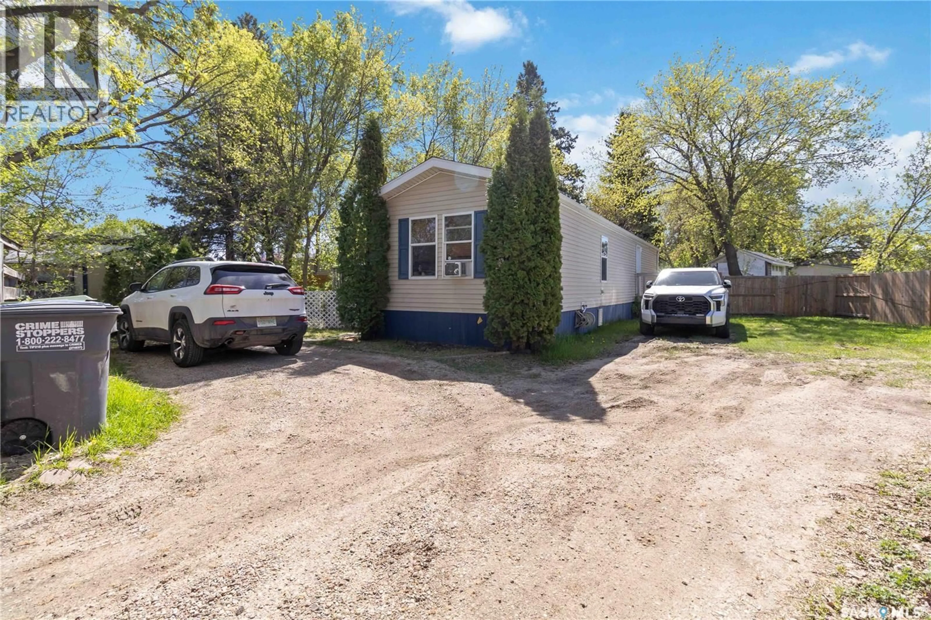 A pic from outside/outdoor area/front of a property/back of a property/a pic from drone, street for 136 219 GRANT STREET, Saskatoon Saskatchewan S7N2A5