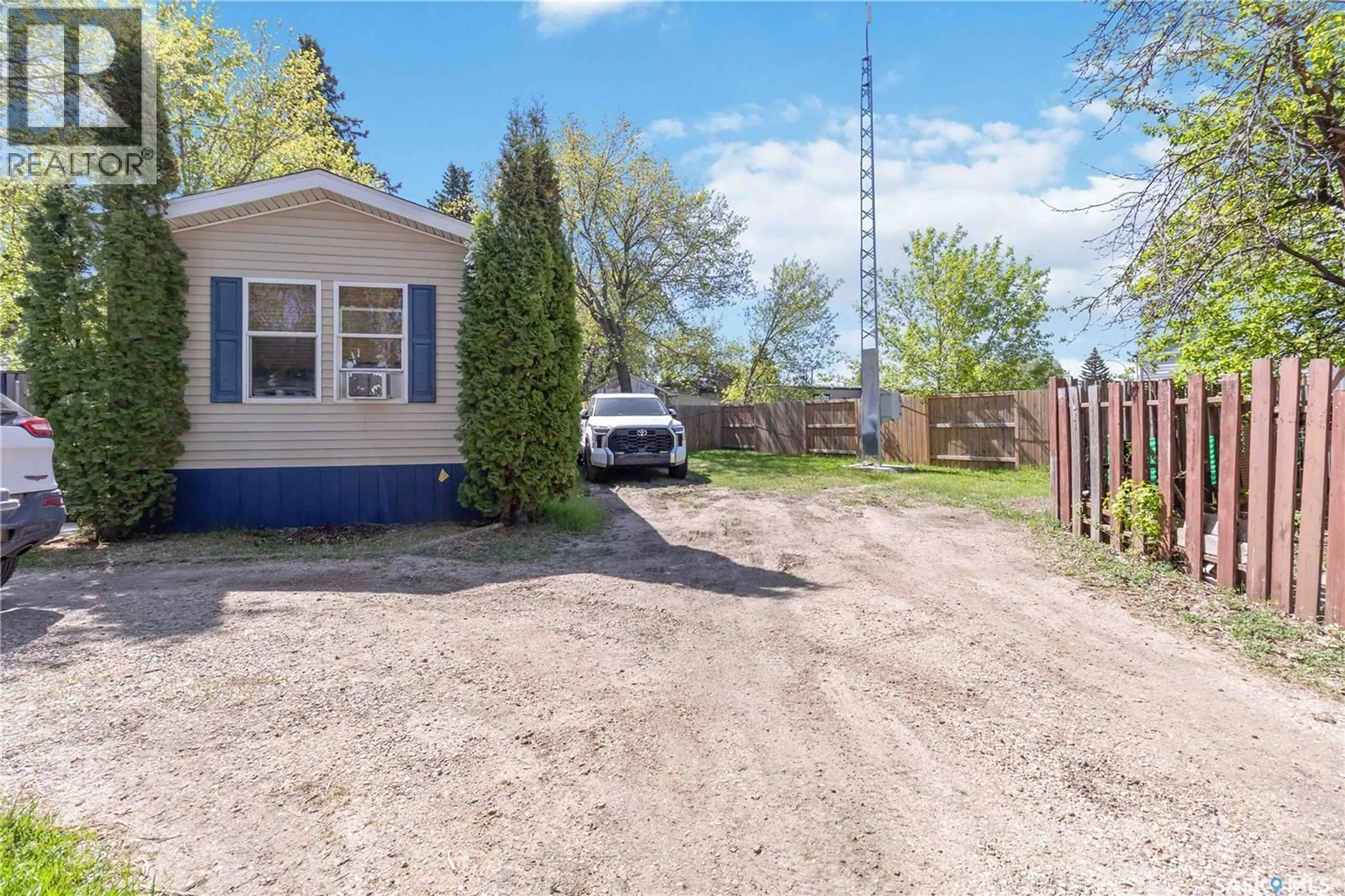 A pic from outside/outdoor area/front of a property/back of a property/a pic from drone, street for 136 219 GRANT STREET, Saskatoon Saskatchewan S7N2A5