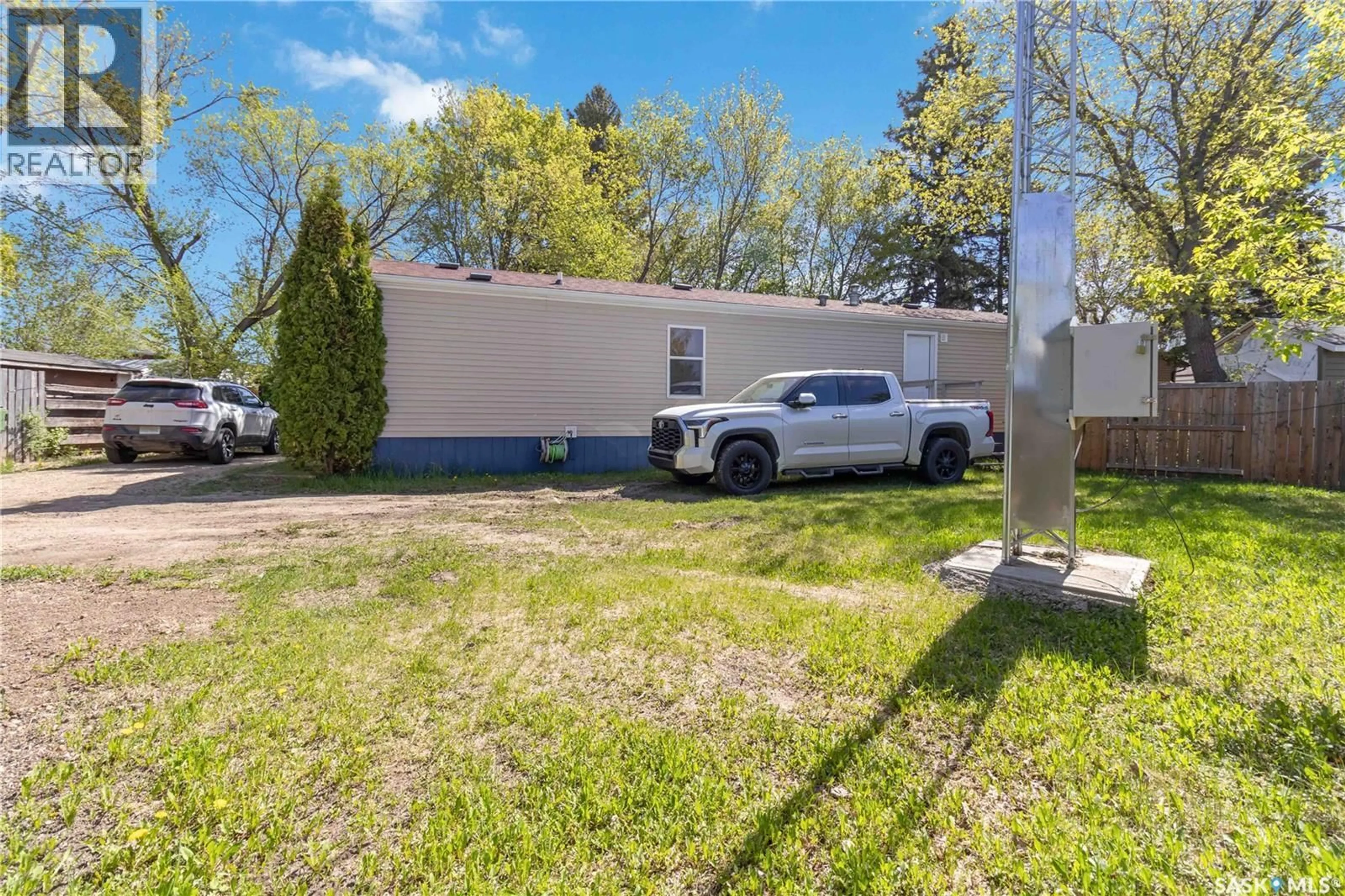 A pic from outside/outdoor area/front of a property/back of a property/a pic from drone, street for 136 219 GRANT STREET, Saskatoon Saskatchewan S7N2A5