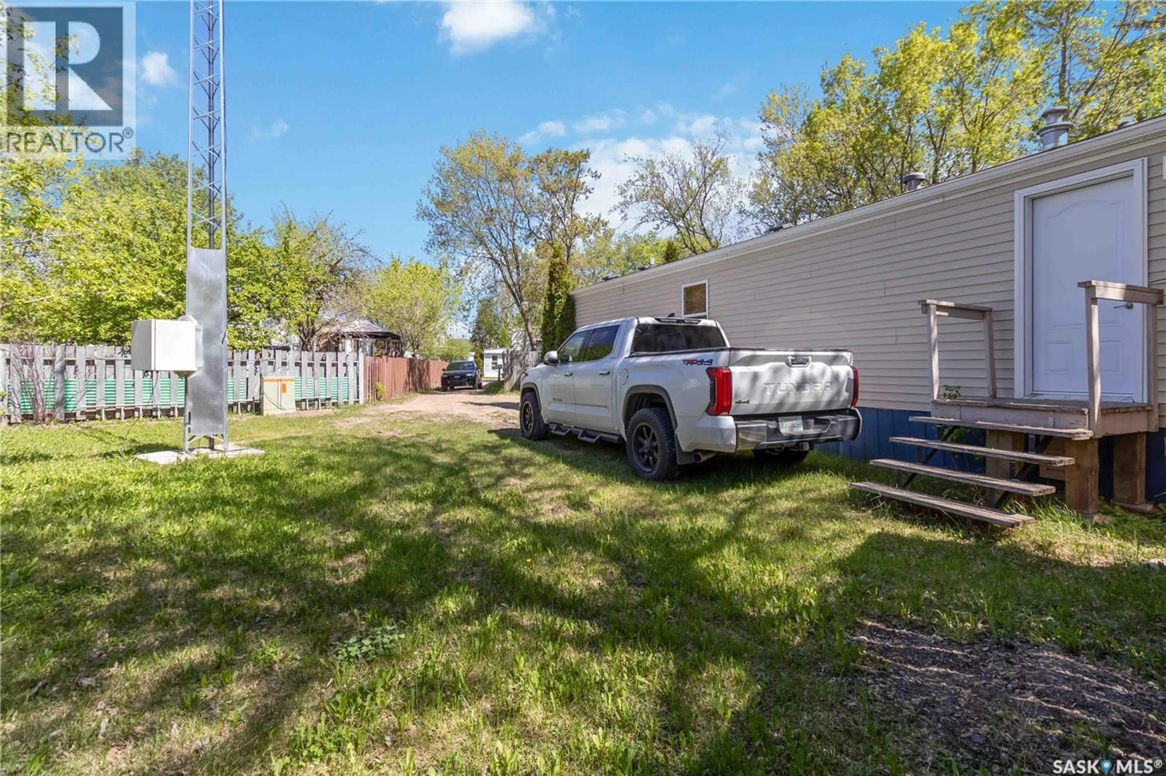 A pic from outside/outdoor area/front of a property/back of a property/a pic from drone, street for 136 219 GRANT STREET, Saskatoon Saskatchewan S7N2A5