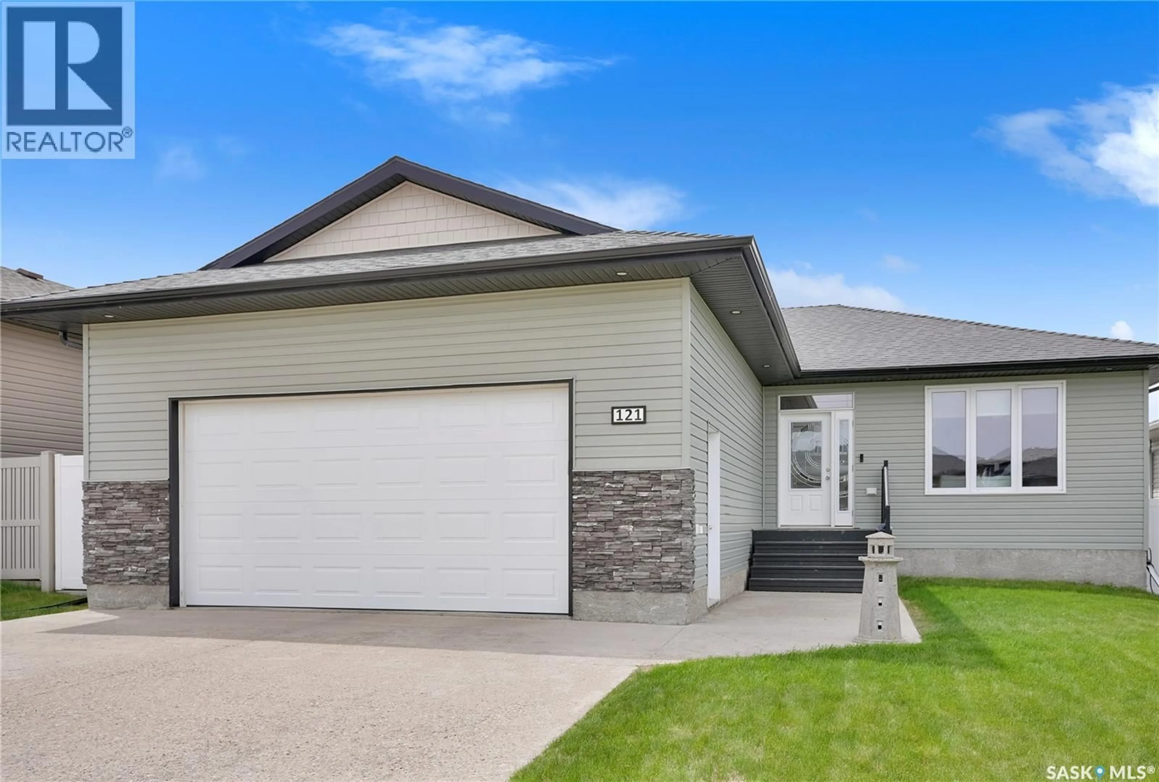 Home with vinyl exterior material, street for 121 EVERTON CRESCENT, Moose Jaw Saskatchewan S6K0A3