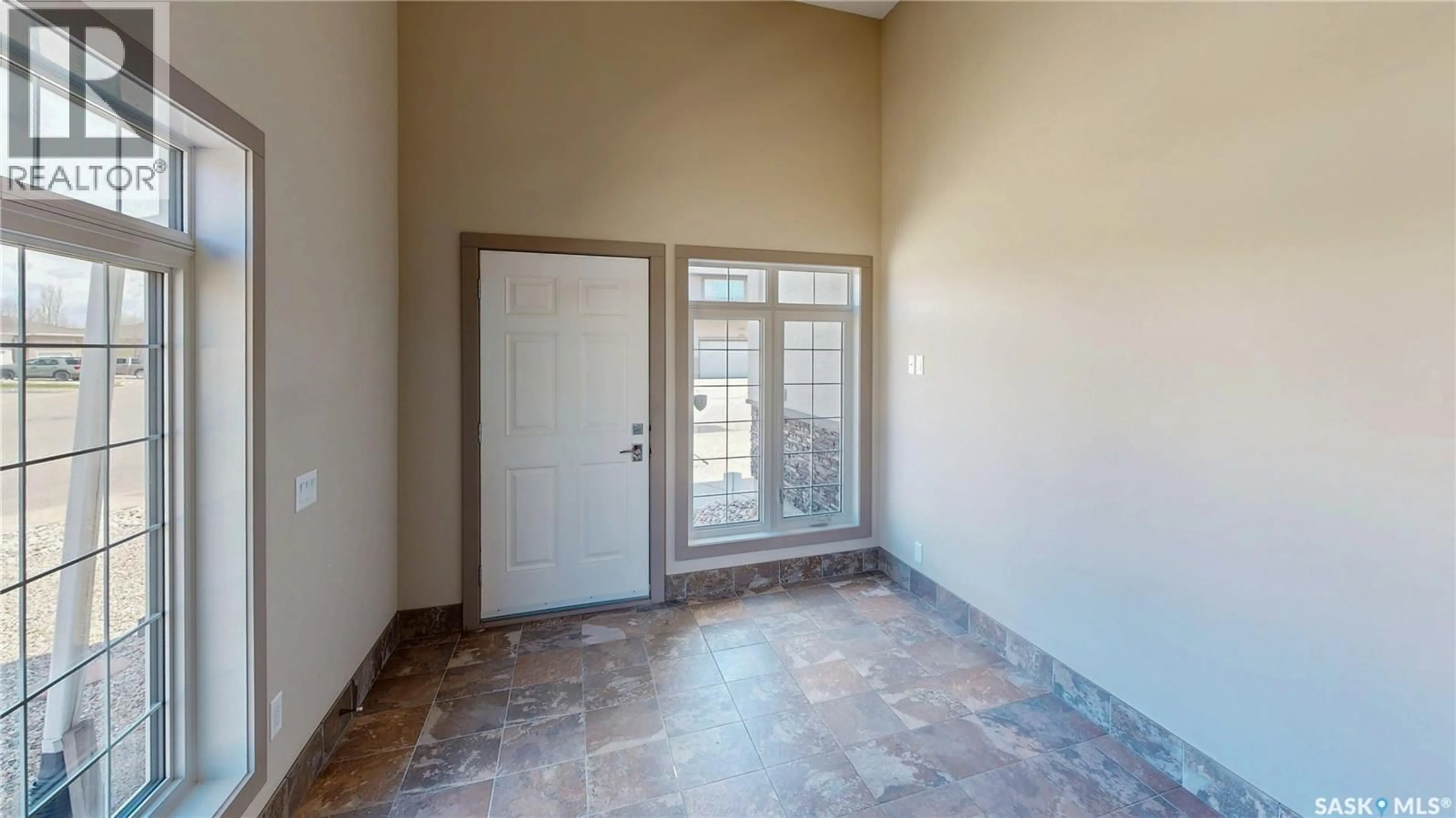 Indoor entryway for 8018 FAIRWAYS WEST DRIVE, Regina Saskatchewan S4Y0A5