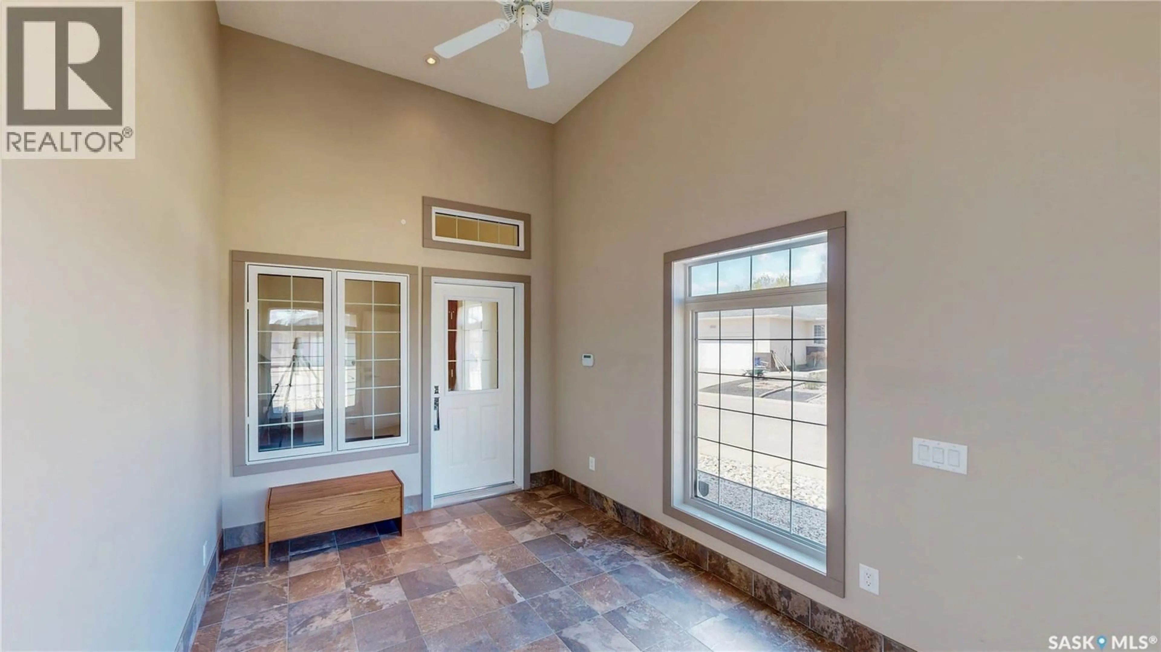 Indoor entryway for 8018 FAIRWAYS WEST DRIVE, Regina Saskatchewan S4Y0A5