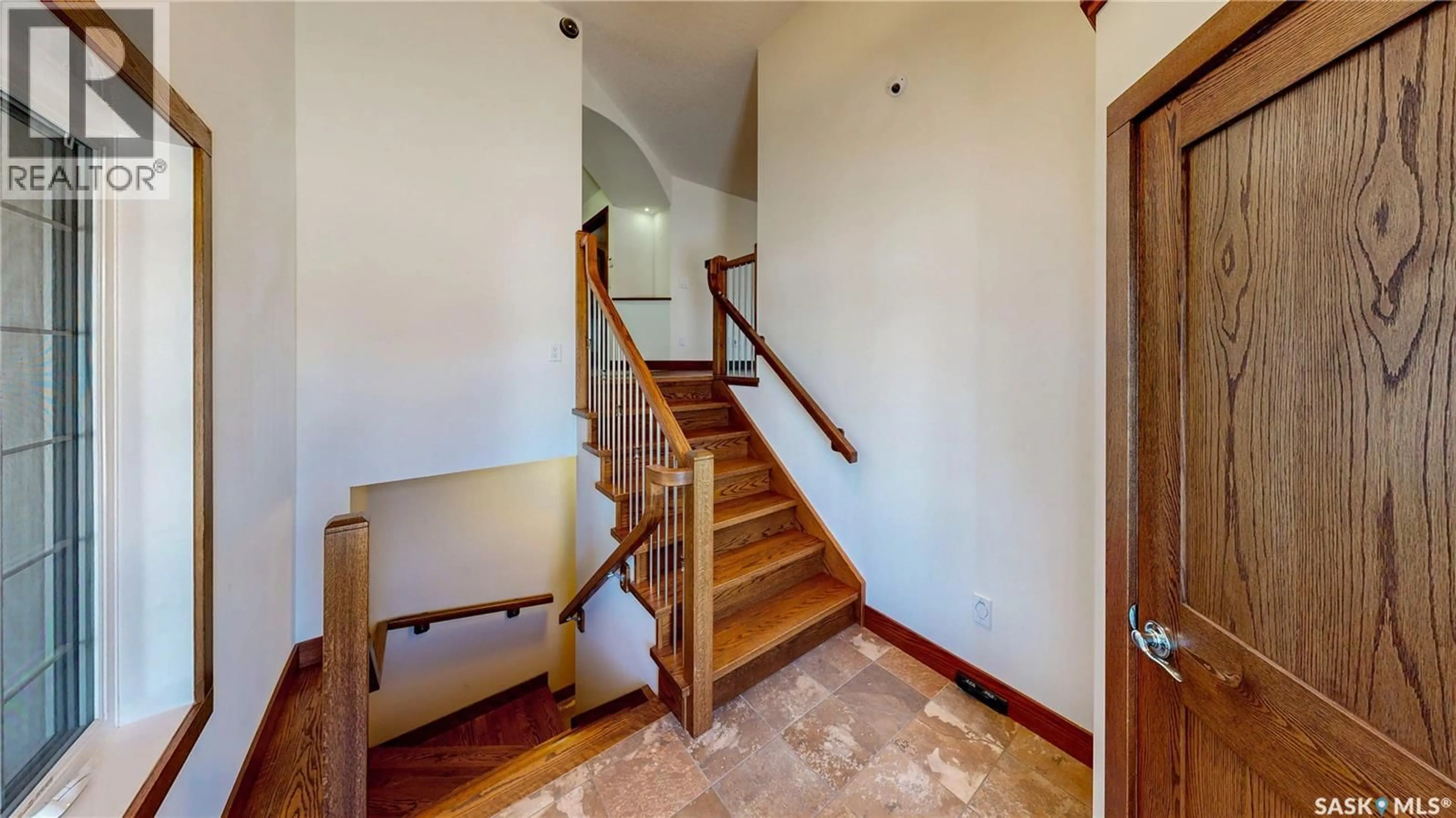 Indoor foyer for 8018 FAIRWAYS WEST DRIVE, Regina Saskatchewan S4Y0A5