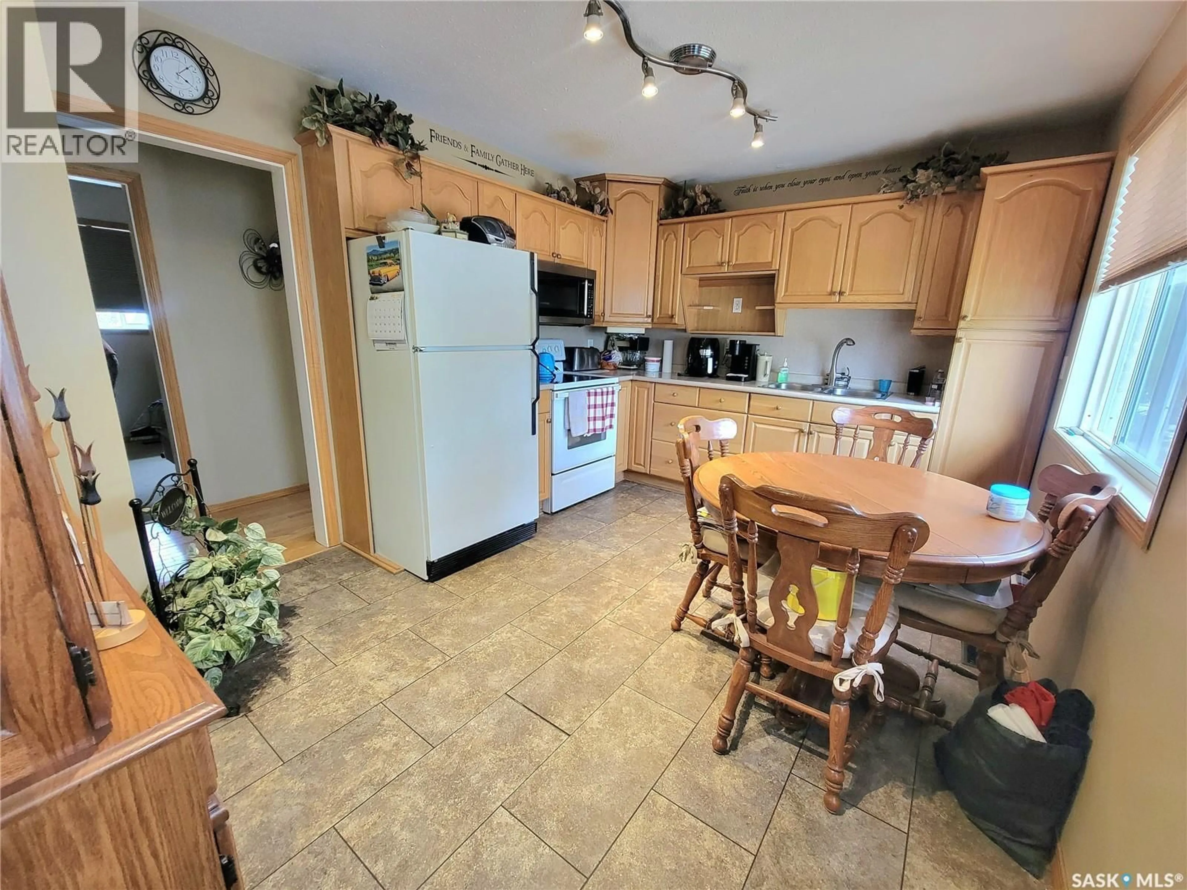 Standard kitchen, unknown for E - 303 3 STREET, Wilkie Saskatchewan S0K4W0