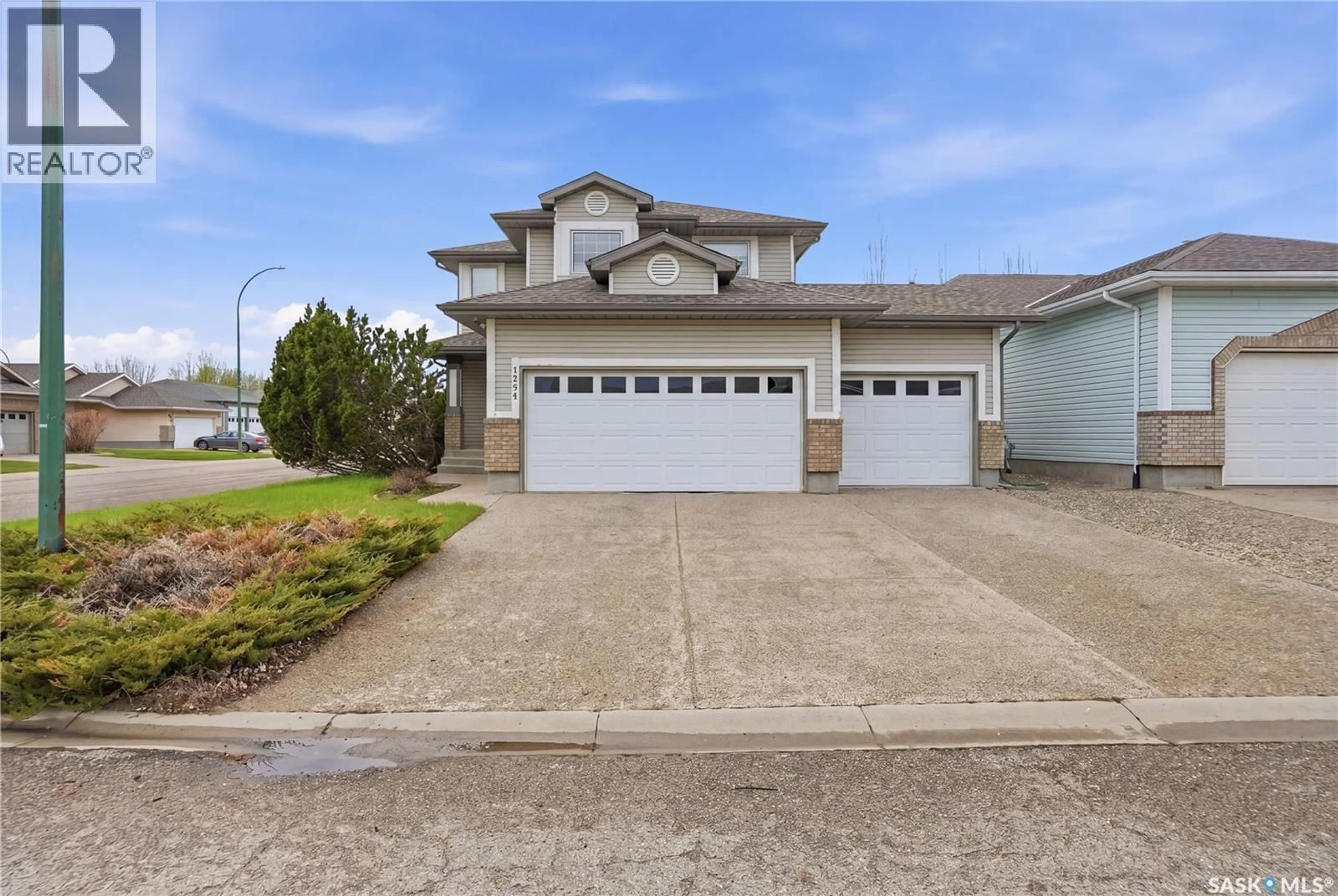 Indoor garage for N - 1204 BOEHM BAY, Regina Saskatchewan S4X4M2