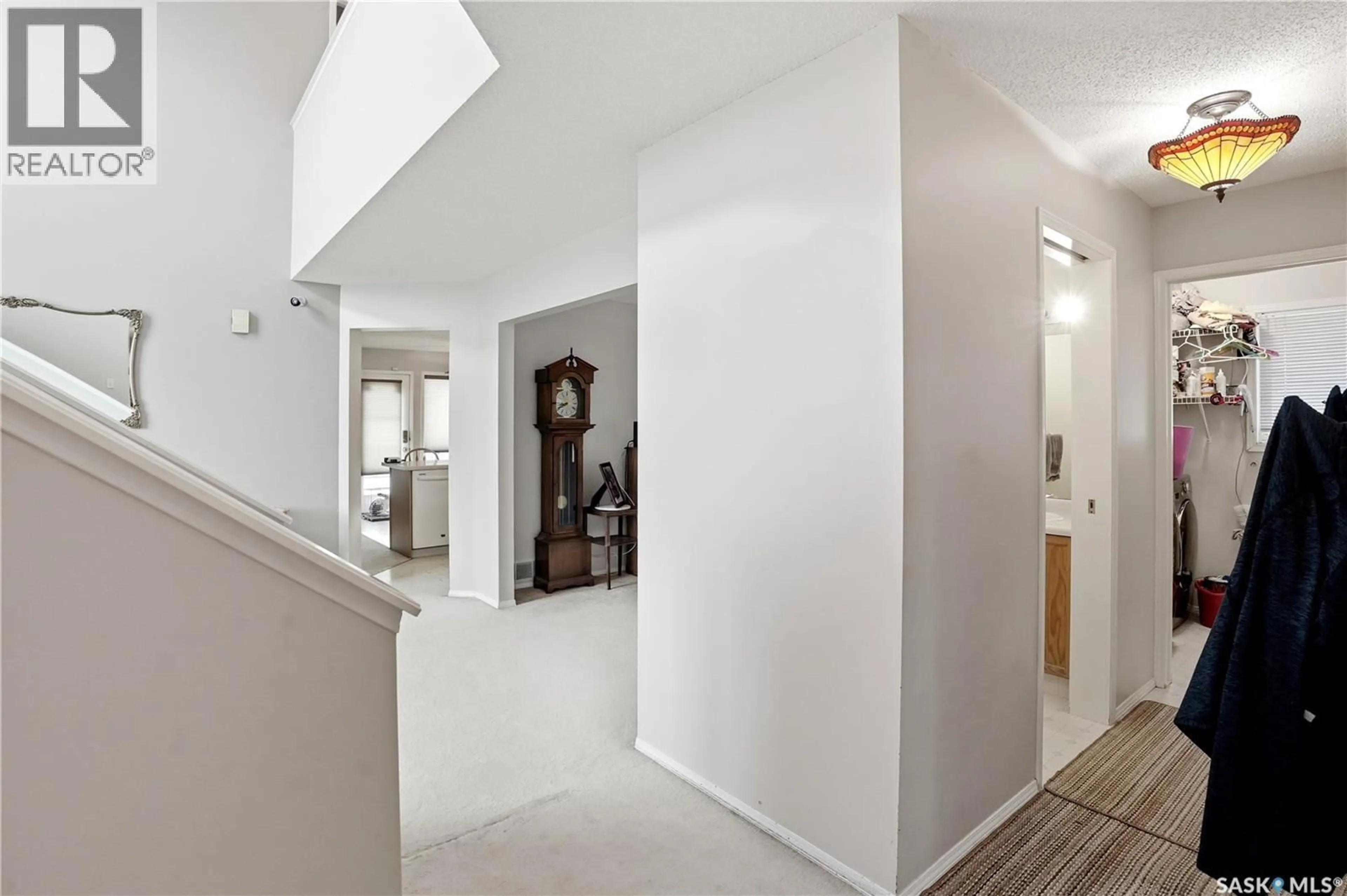 Indoor foyer for N - 1204 BOEHM BAY, Regina Saskatchewan S4X4M2