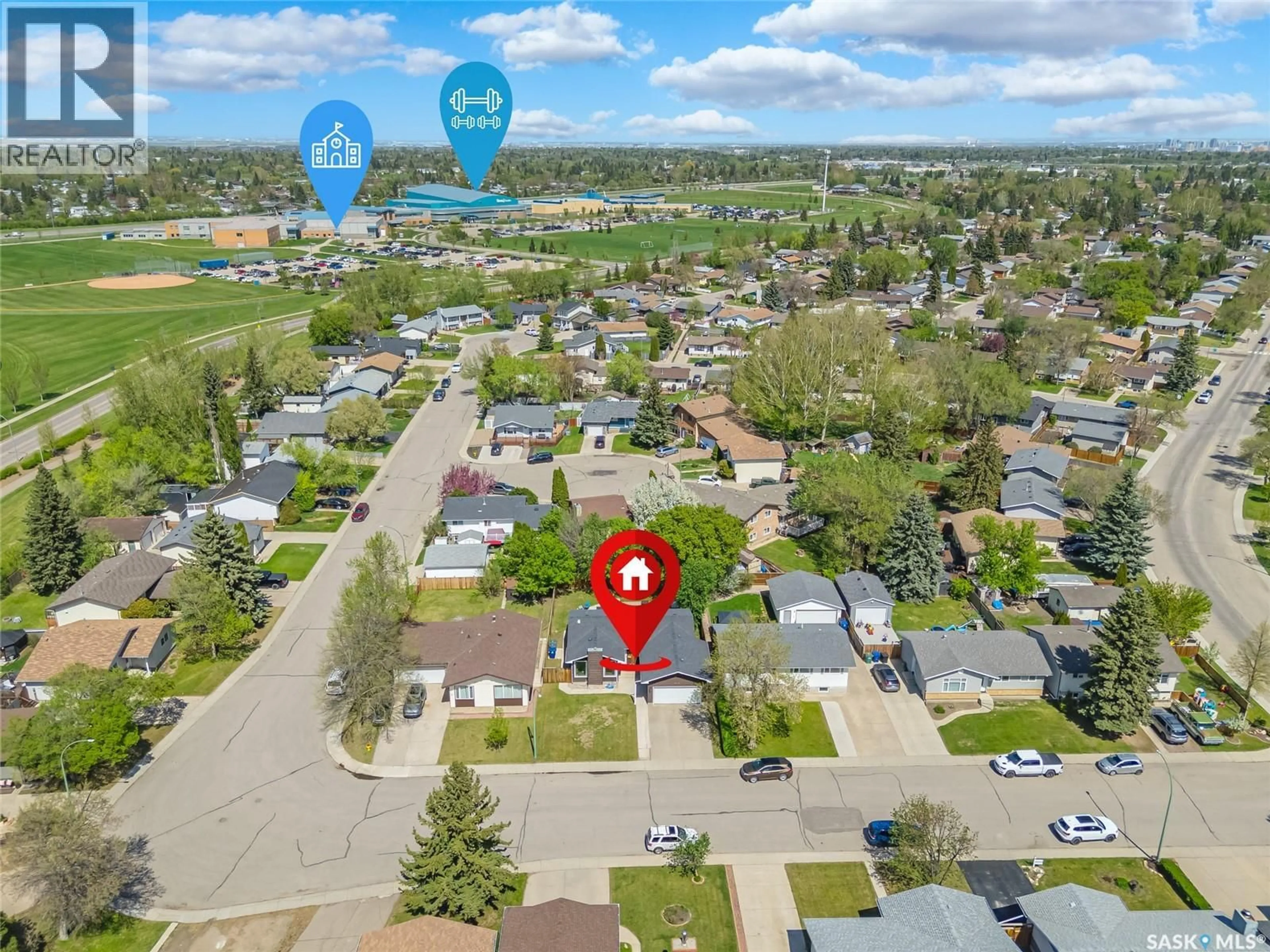 A pic from outside/outdoor area/front of a property/back of a property/a pic from drone, street for 215 NEATBY CRESCENT, Saskatoon Saskatchewan S7M4W9