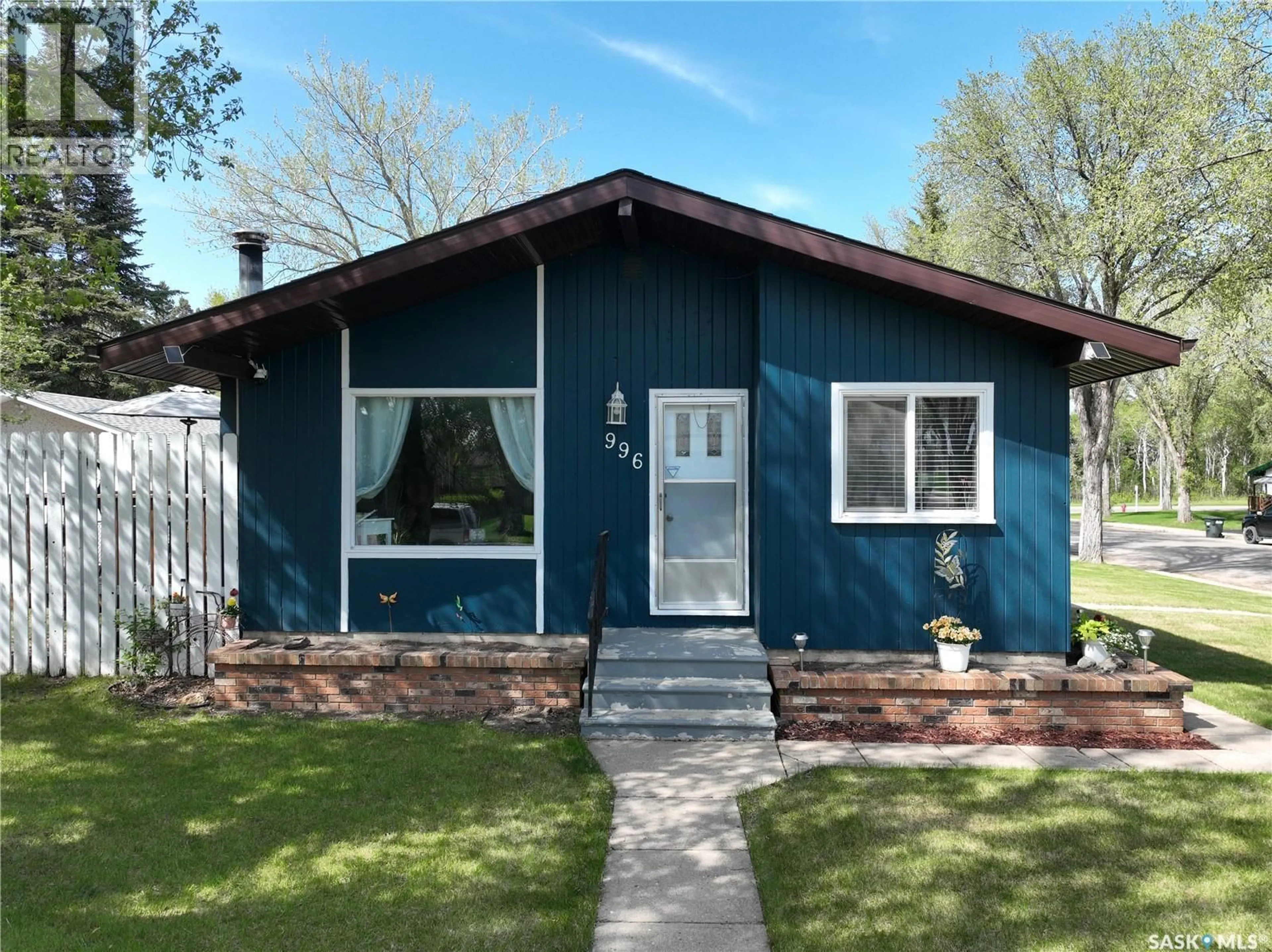 Home with vinyl exterior material, street for 996 BRADSHAW PLACE, Prince Albert Saskatchewan S6V2P4