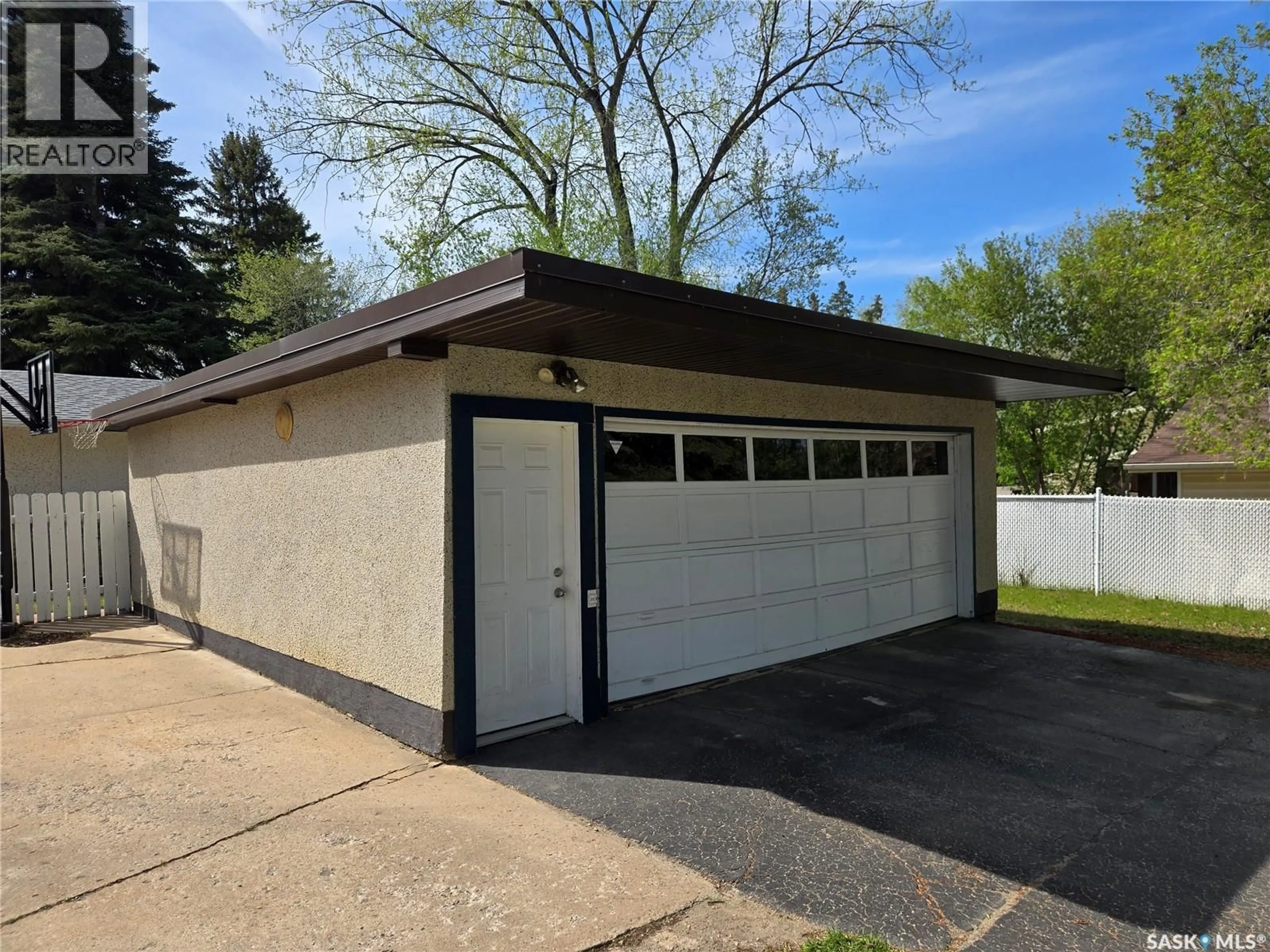 Indoor garage for 996 BRADSHAW PLACE, Prince Albert Saskatchewan S6V2P4