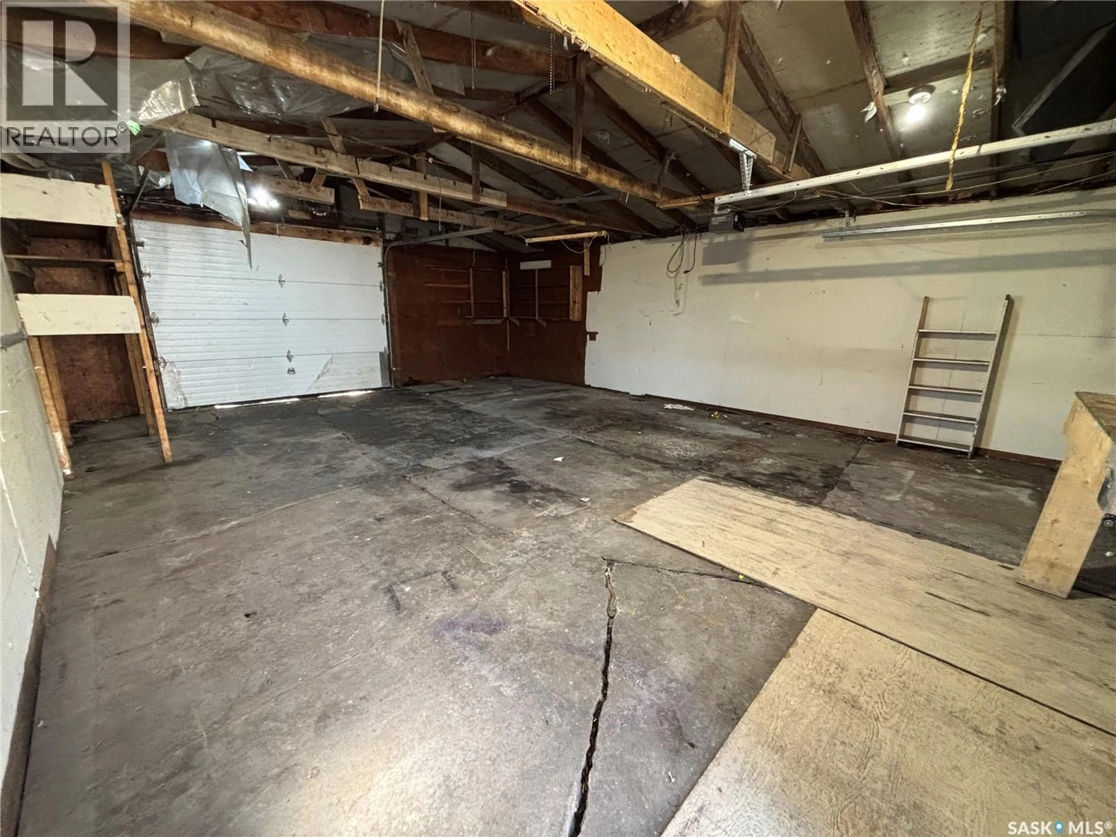 Indoor garage for 934 ATKINSON STREET, Regina Saskatchewan S4S6B4