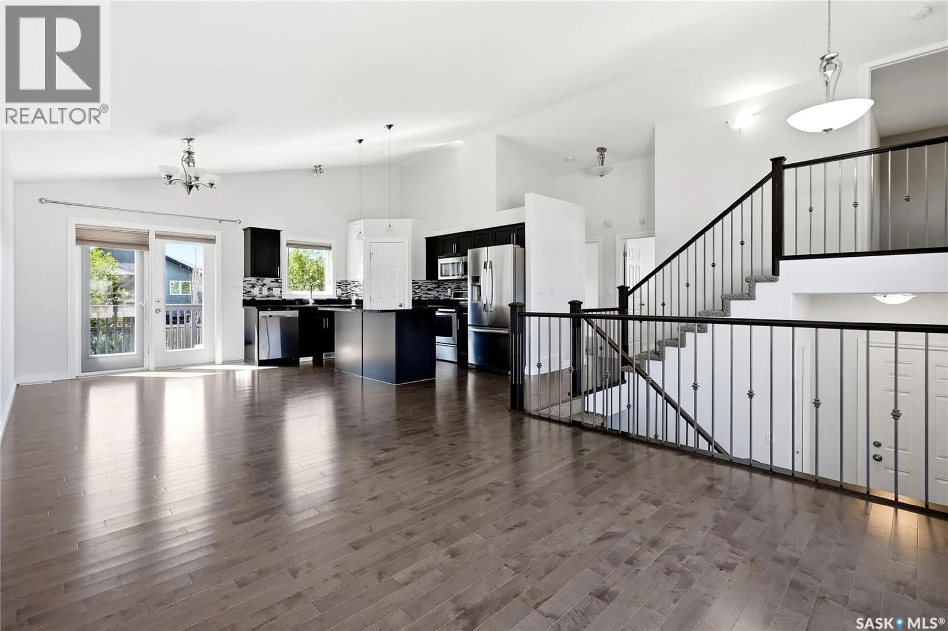 Indoor foyer for 1906 POHORECKY TERRACE, Saskatoon Saskatchewan S7W0J1