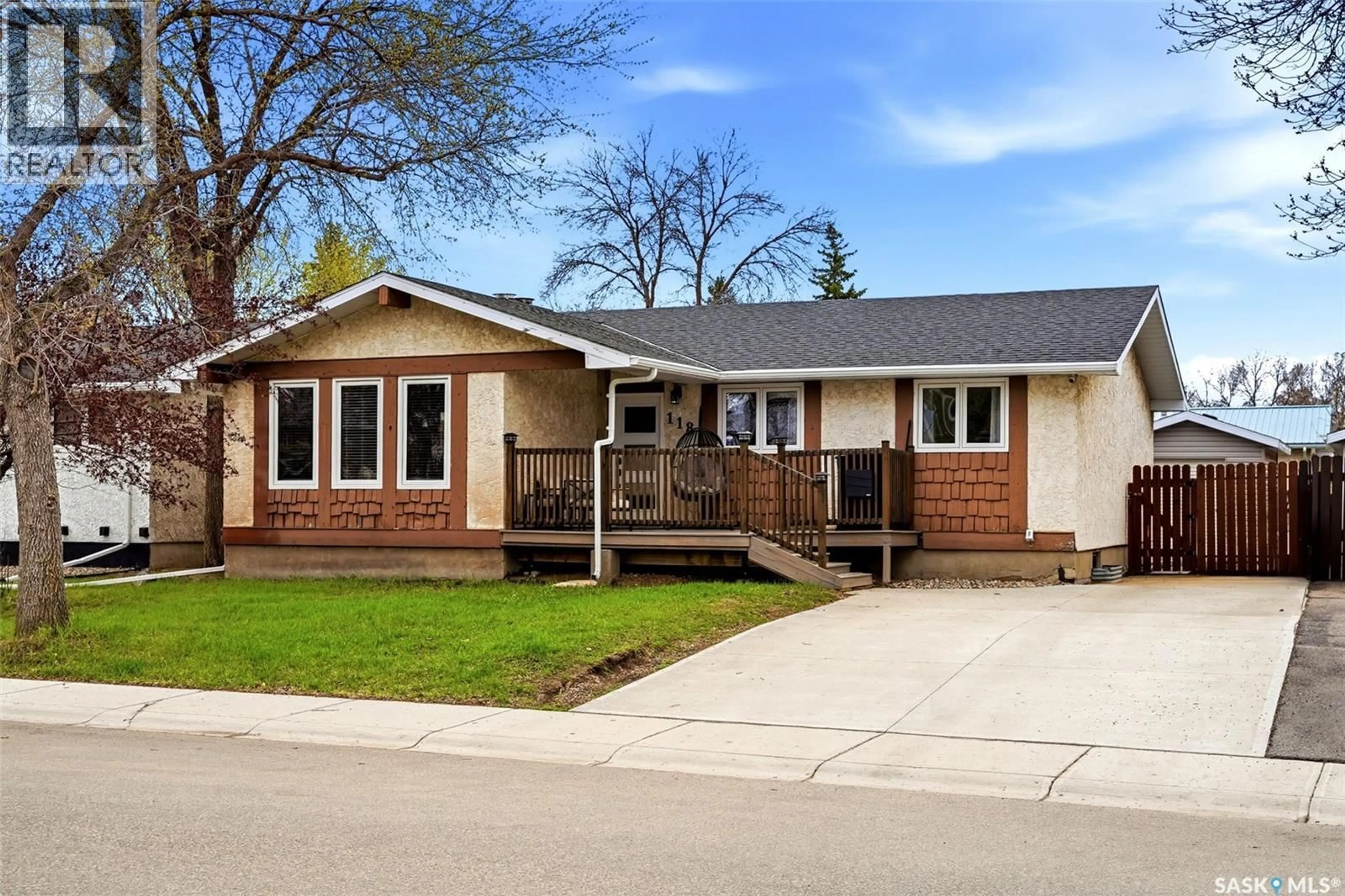 Home with vinyl exterior material, street for 118 MACKENZIE CRESCENT, Regina Saskatchewan S4N5G5