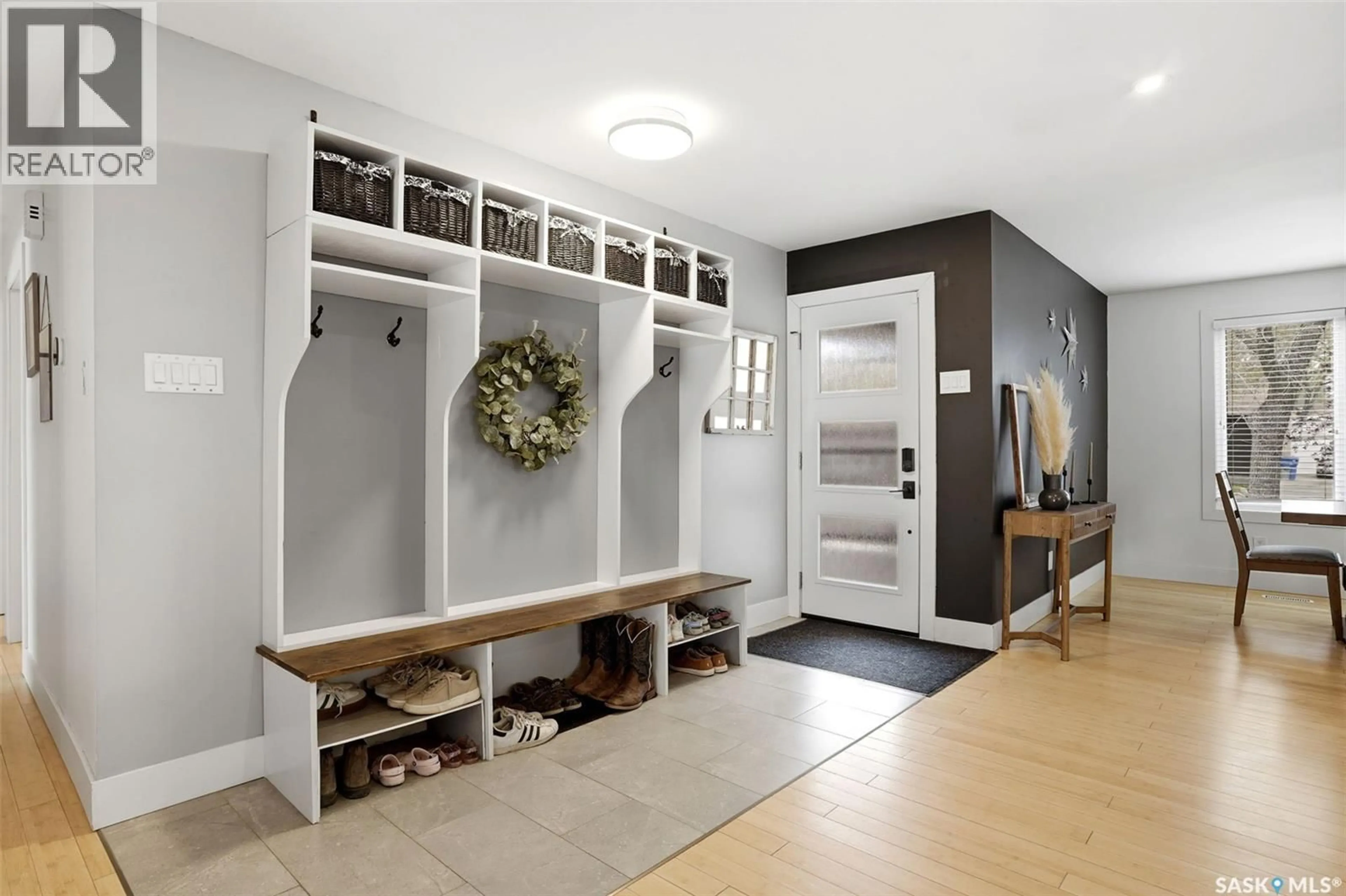 Indoor entryway for 118 MACKENZIE CRESCENT, Regina Saskatchewan S4N5G5