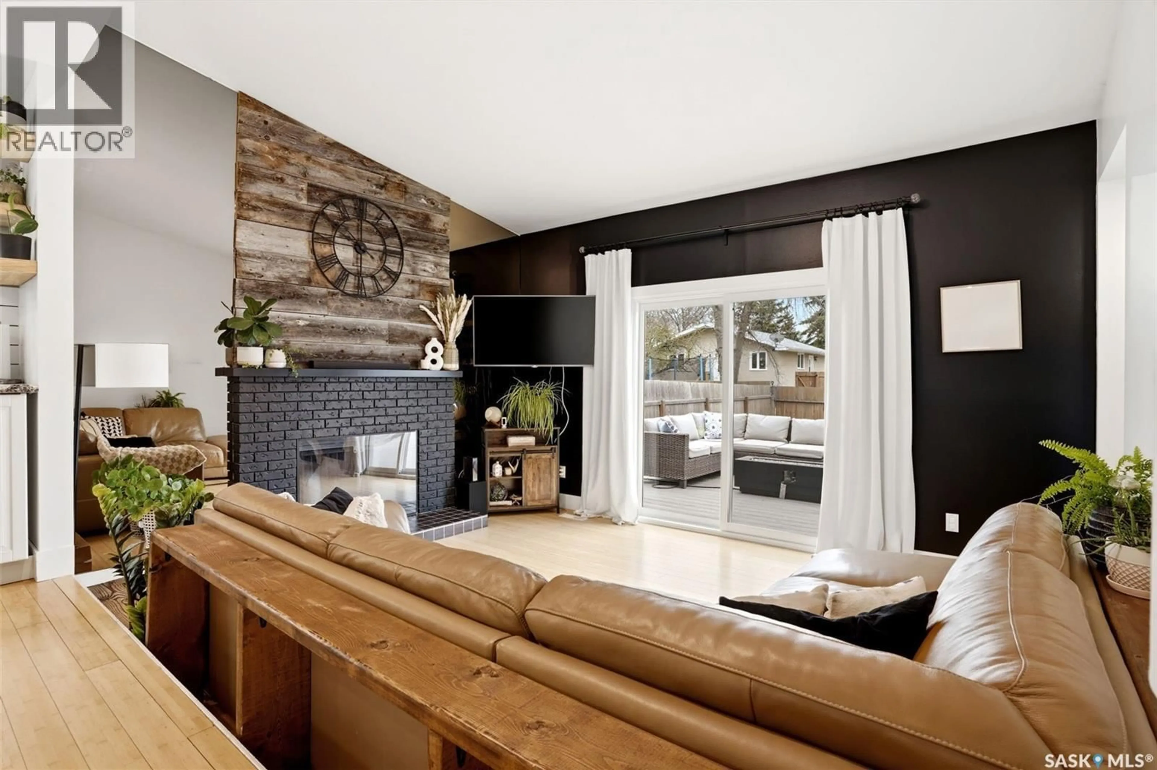Living room with furniture, unknown for 118 MACKENZIE CRESCENT, Regina Saskatchewan S4N5G5