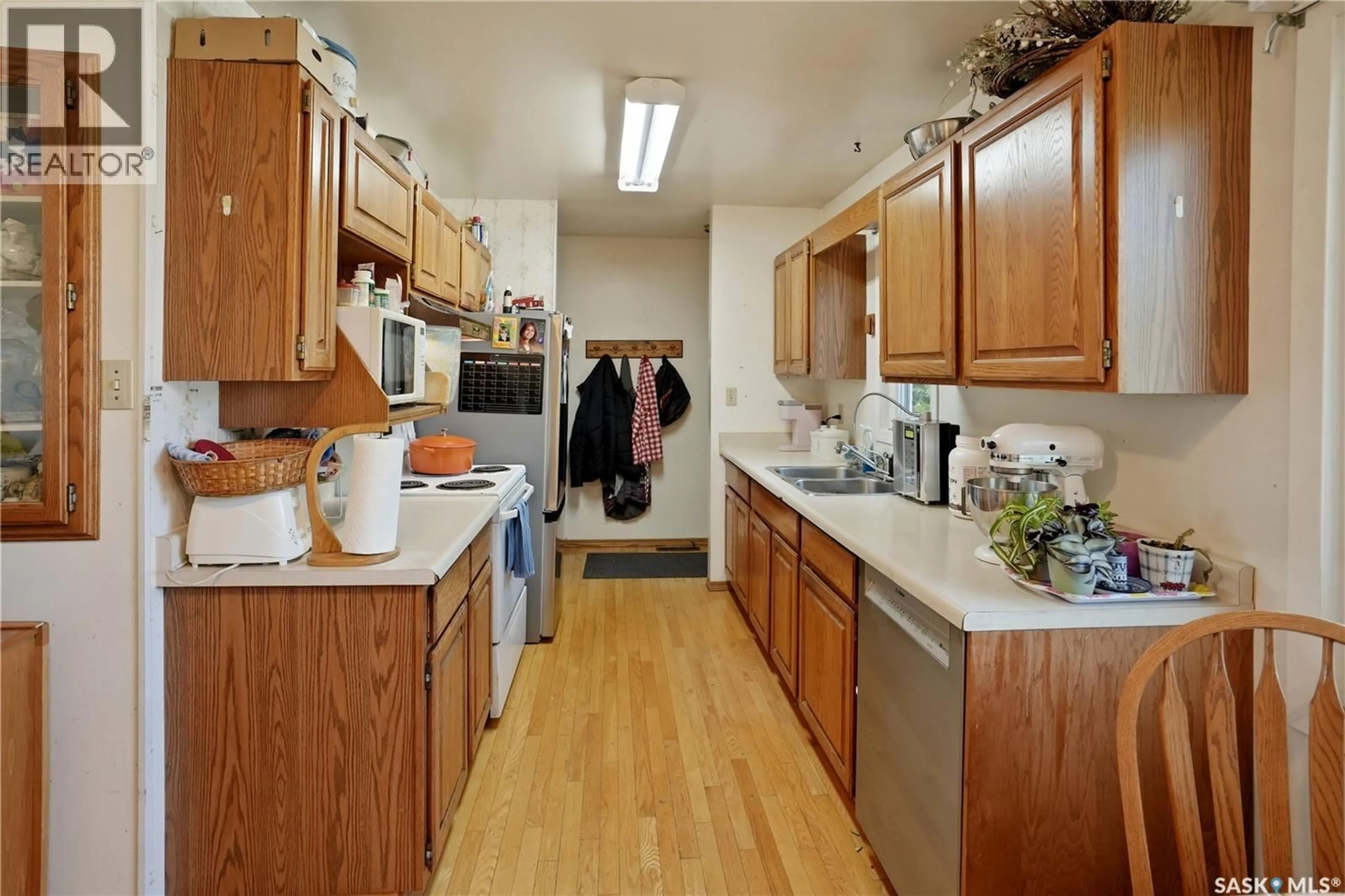 Standard kitchen, unknown for 2106 101ST CRESCENT, North Battleford Saskatchewan S9A1C3