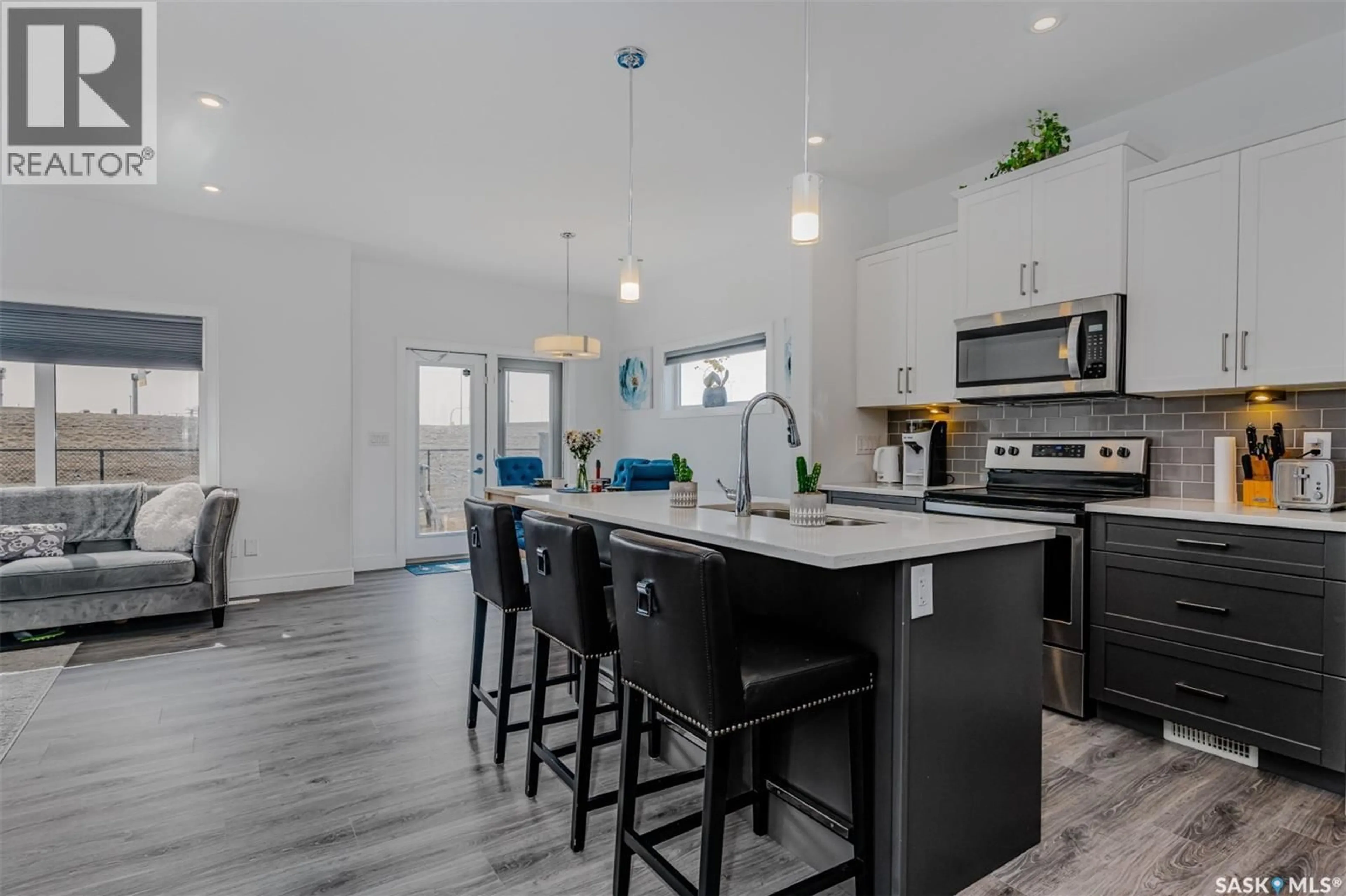 Open concept kitchen, unknown for 335 HASSARD CLOSE, Saskatoon Saskatchewan S7L4Y7