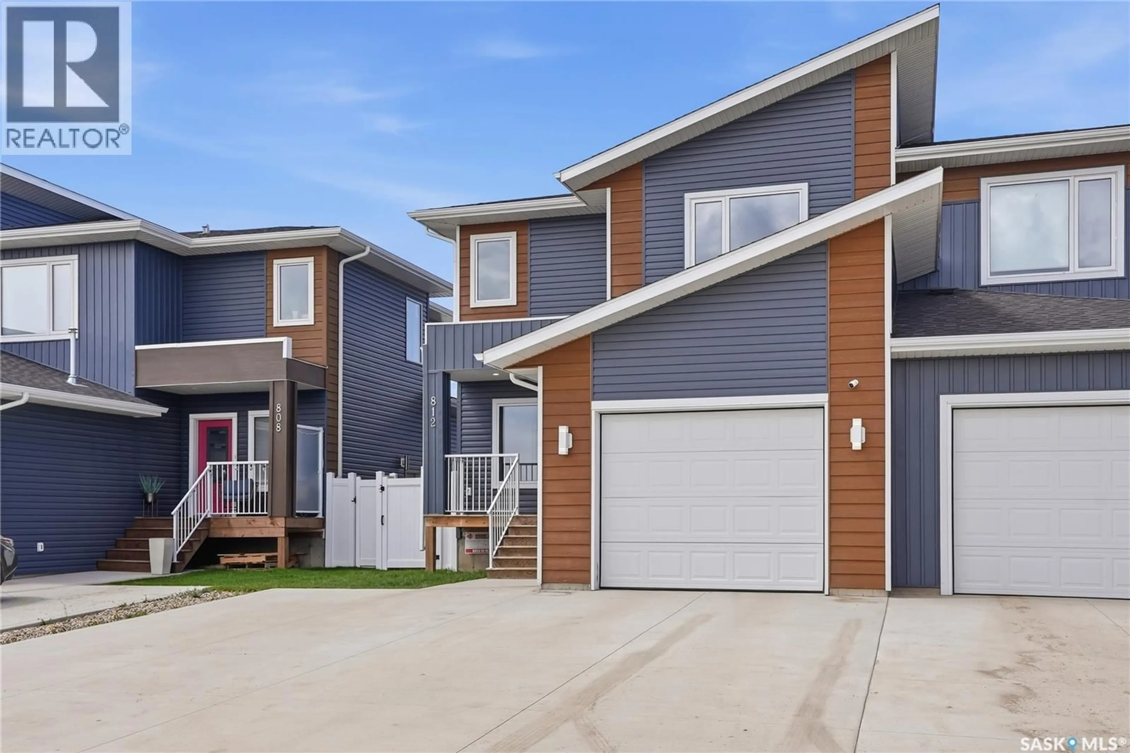Home with vinyl exterior material, street for 812 1ST AVENUE, Martensville Saskatchewan S0K2T2