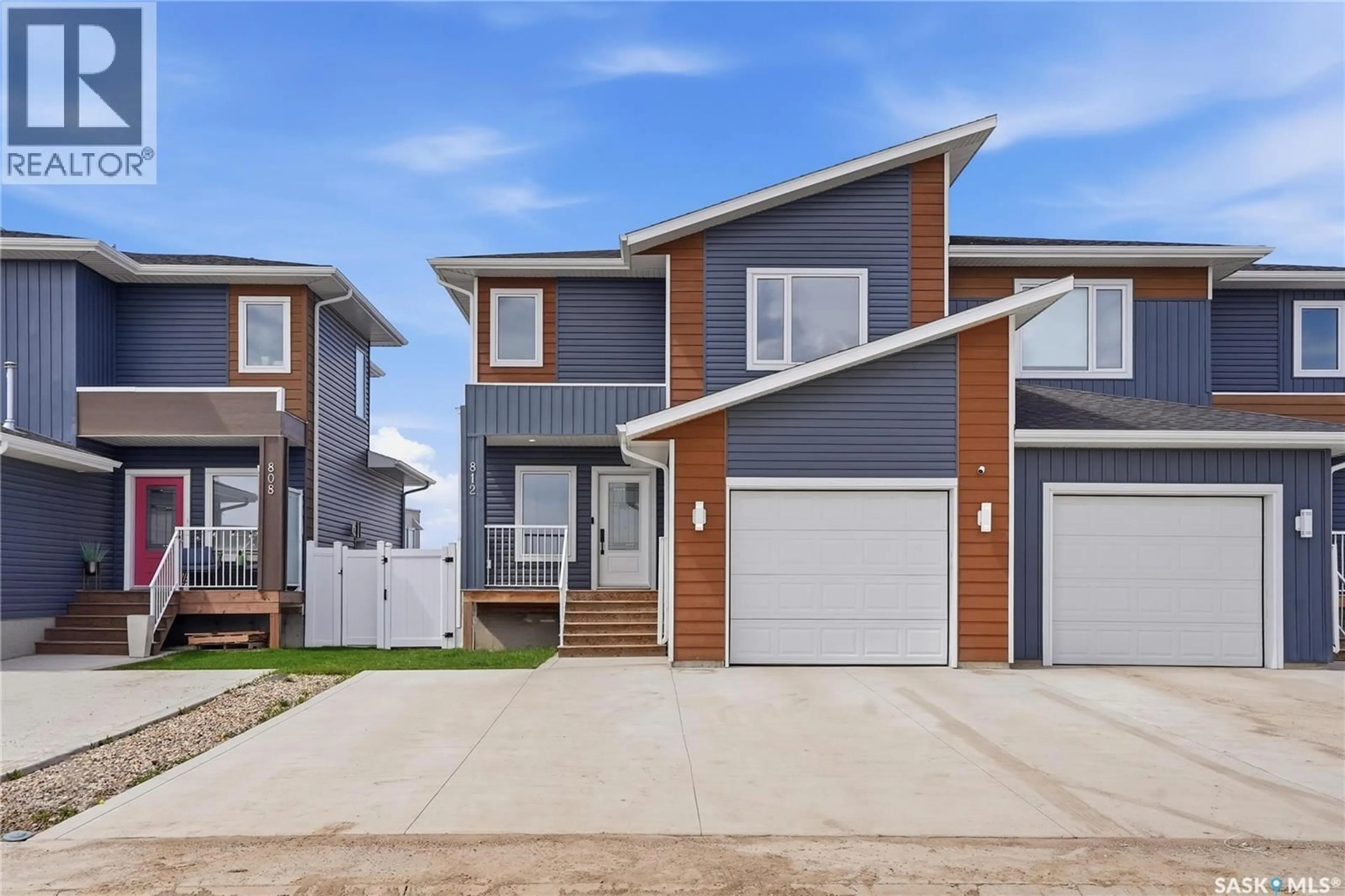 Home with vinyl exterior material, street for 812 1ST AVENUE, Martensville Saskatchewan S0K2T2