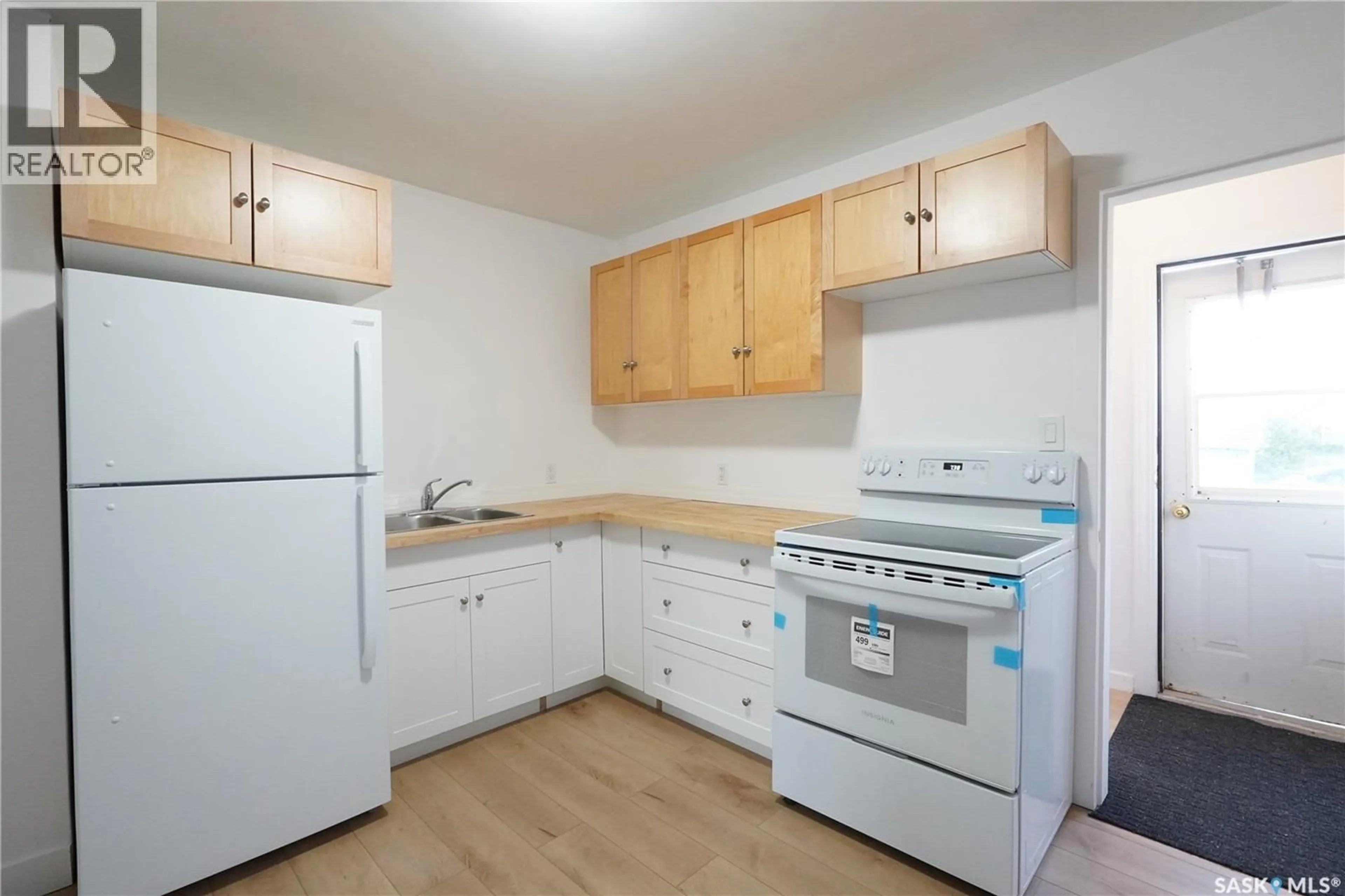 Standard kitchen, wood/laminate floor for 100 BROADWAY AVENUE, Regina Saskatchewan S4N1B1
