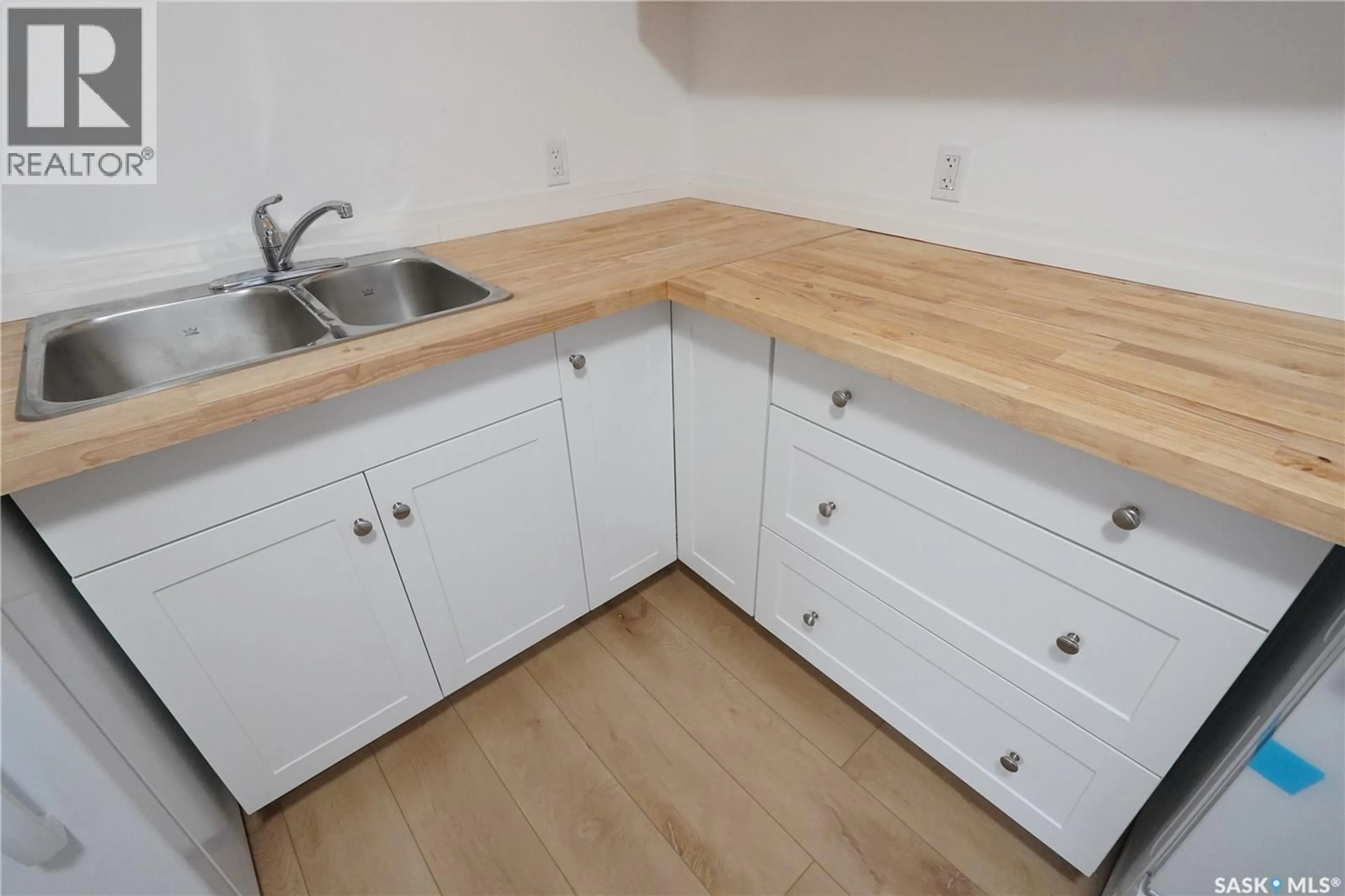 Standard kitchen, unknown for 100 BROADWAY AVENUE, Regina Saskatchewan S4N1B1